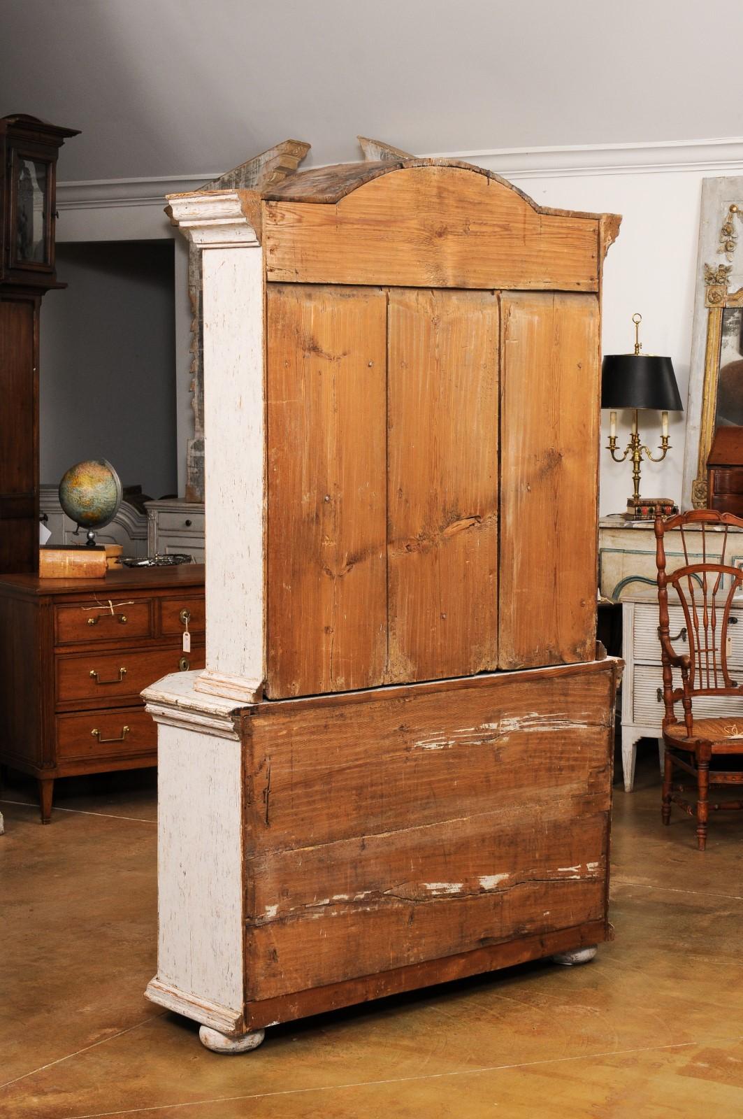 Swedish Rococo Period 1780s Painted Vitrine Cabinet with Molded Bonnet Top For Sale 4