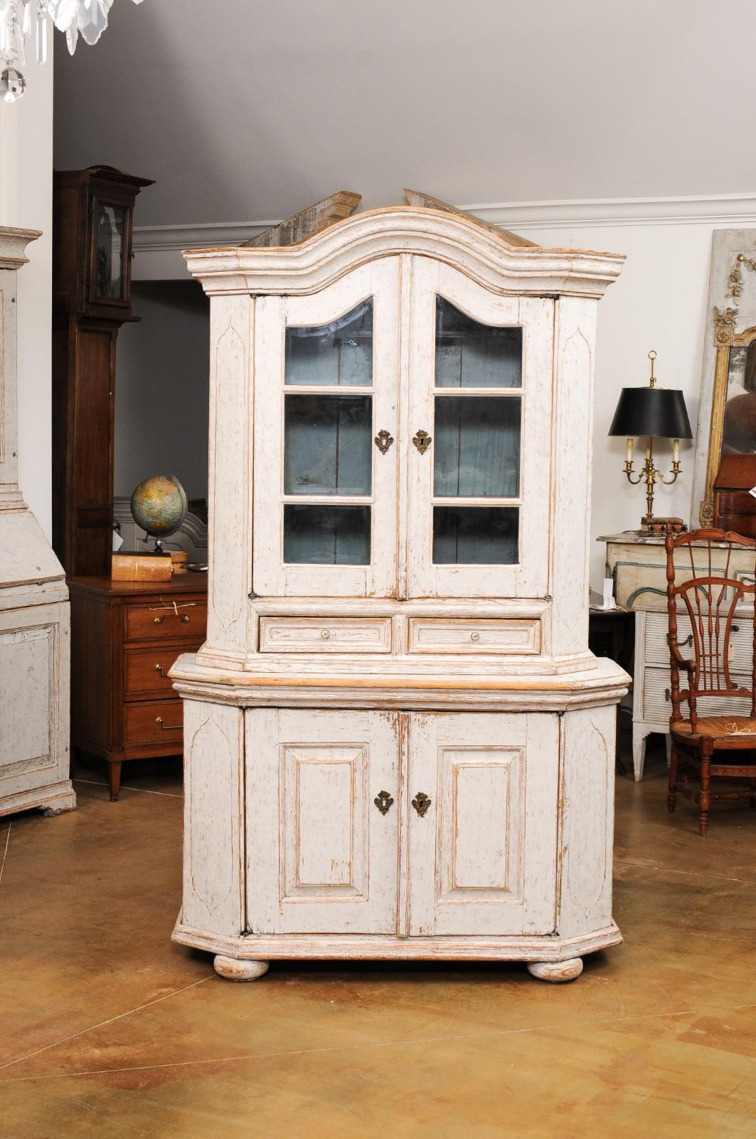 Swedish Rococo Period 1780s Painted Vitrine Cabinet with Molded Bonnet Top For Sale 6