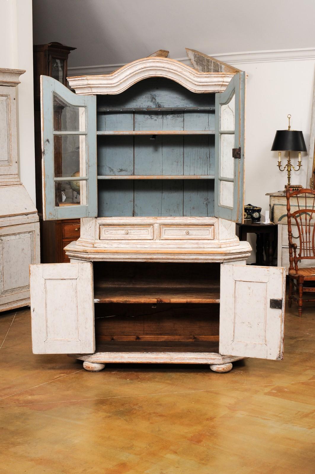 Swedish Rococo Period 1780s Painted Vitrine Cabinet with Molded Bonnet Top For Sale 7