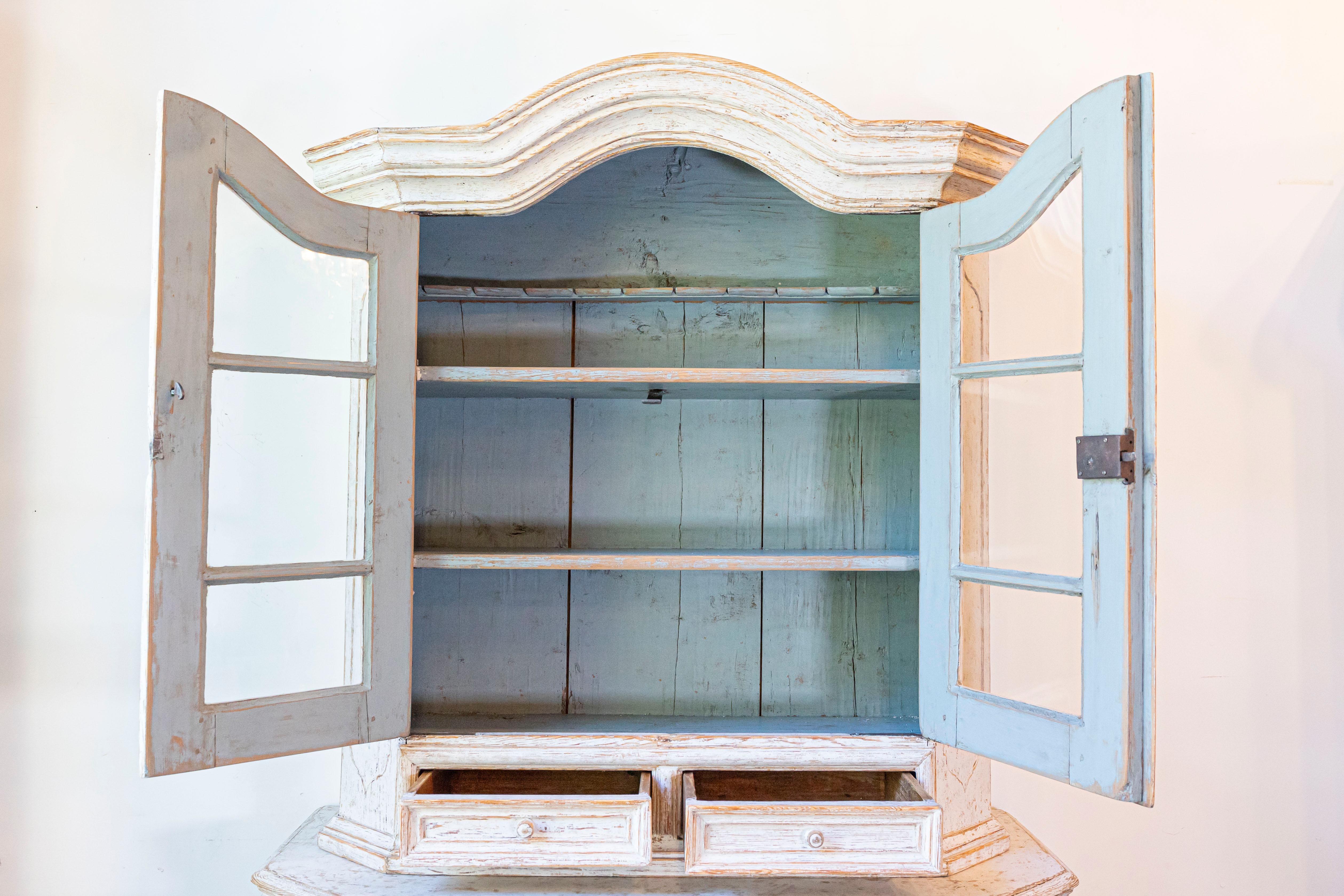Vitrine suédoise peinte d'époque rococo des années 1780 avec dessus en Bonnet moulé Bon état - En vente à Atlanta, GA