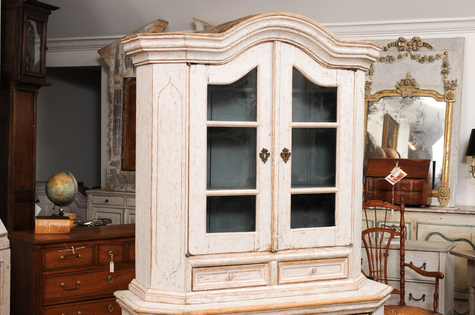 Swedish Rococo Period 1780s Painted Vitrine Cabinet with Molded Bonnet Top In Good Condition For Sale In Atlanta, GA