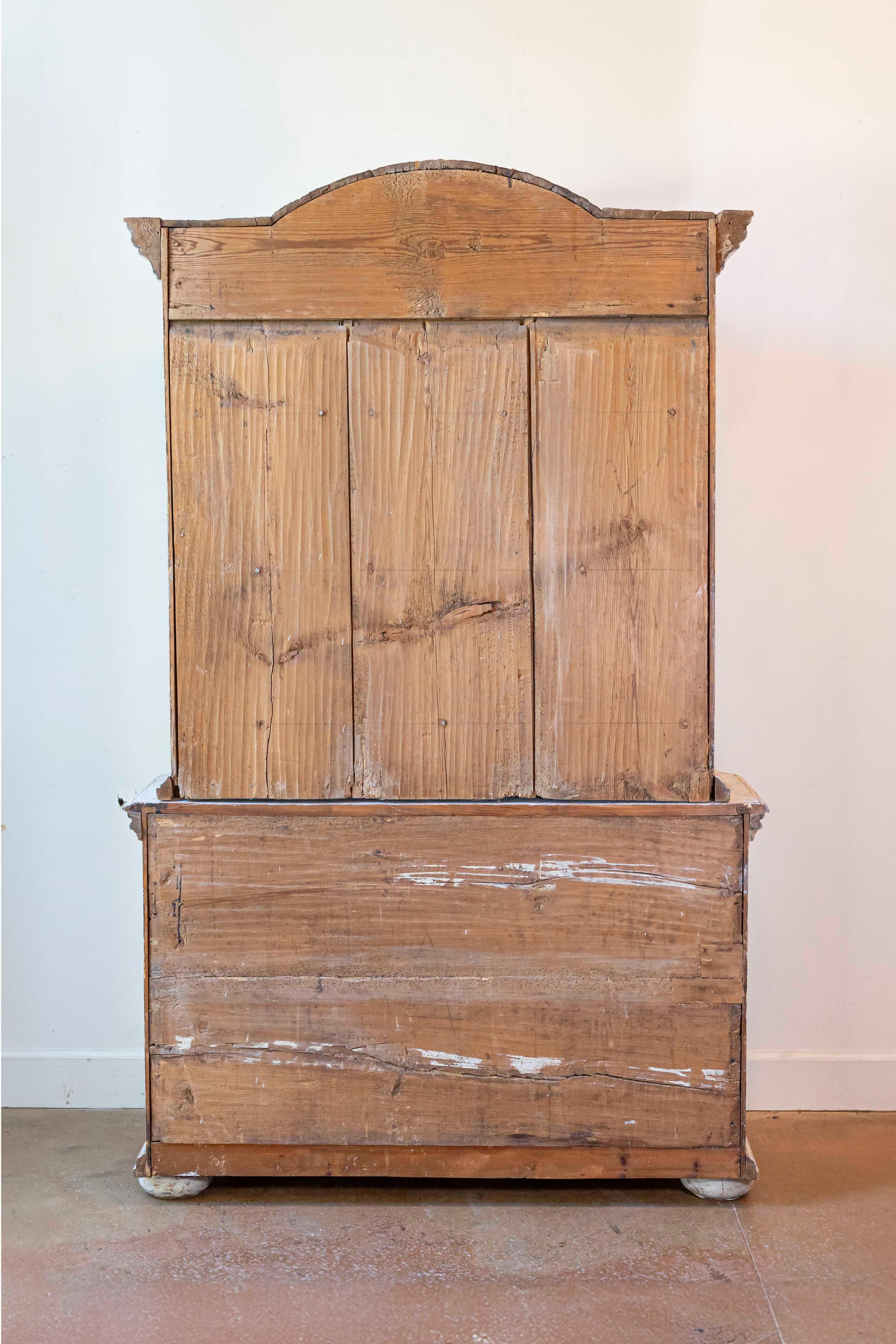 Vitrine suédoise peinte d'époque rococo des années 1780 avec dessus en Bonnet moulé en vente 3