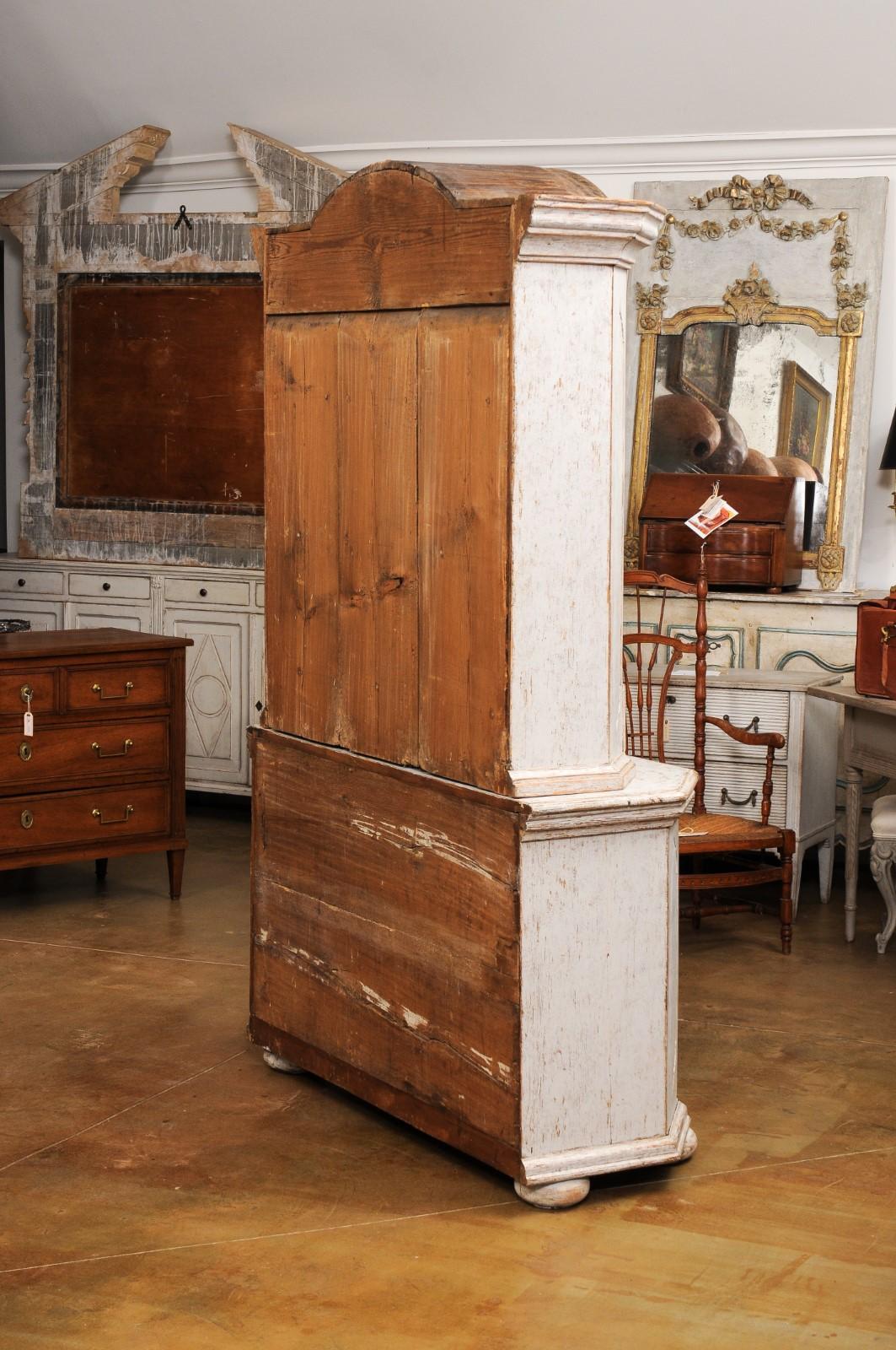 Swedish Rococo Period 1780s Painted Vitrine Cabinet with Molded Bonnet Top For Sale 2