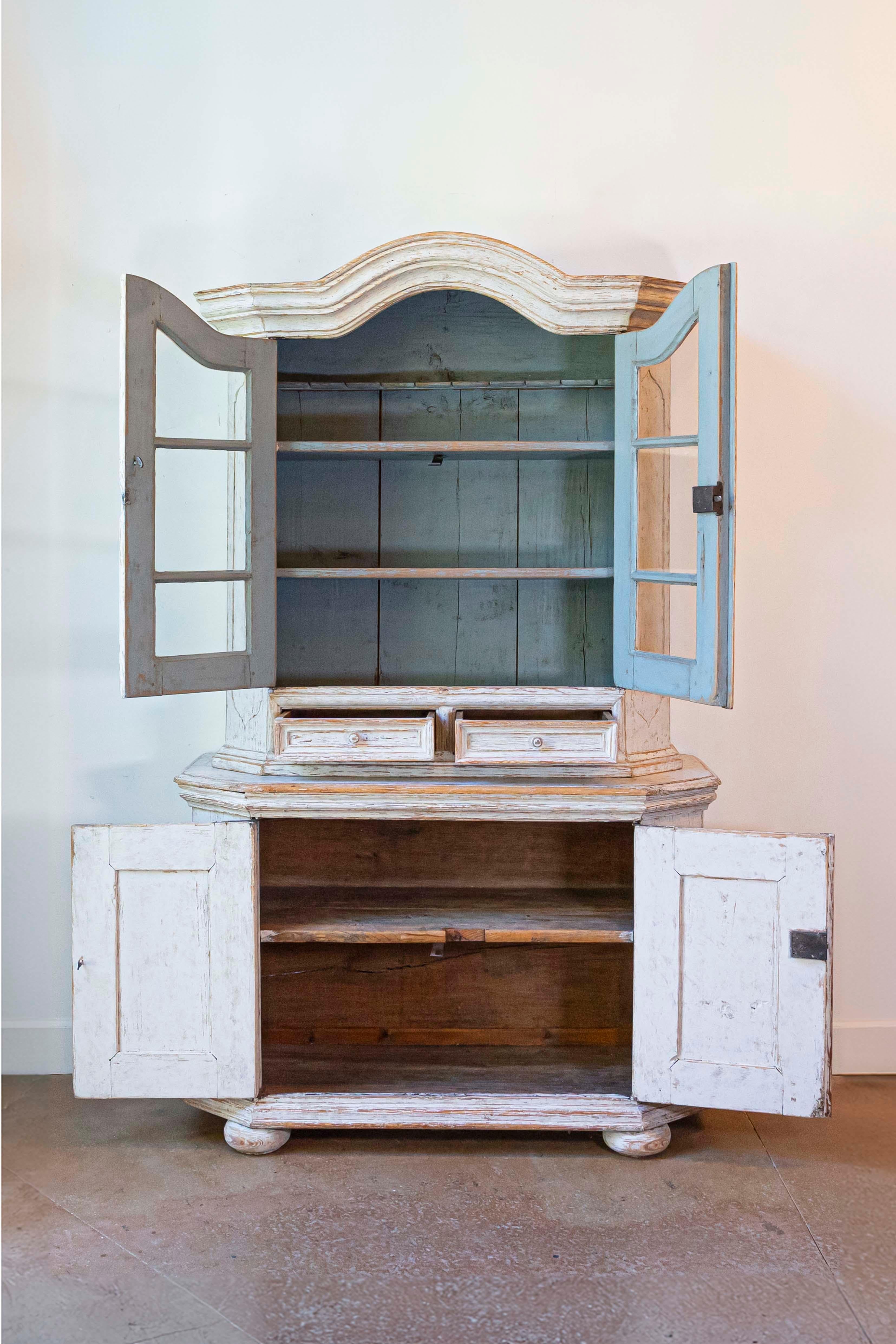 Rococo Vitrine suédoise peinte d'époque rococo des années 1780 avec dessus en Bonnet moulé en vente