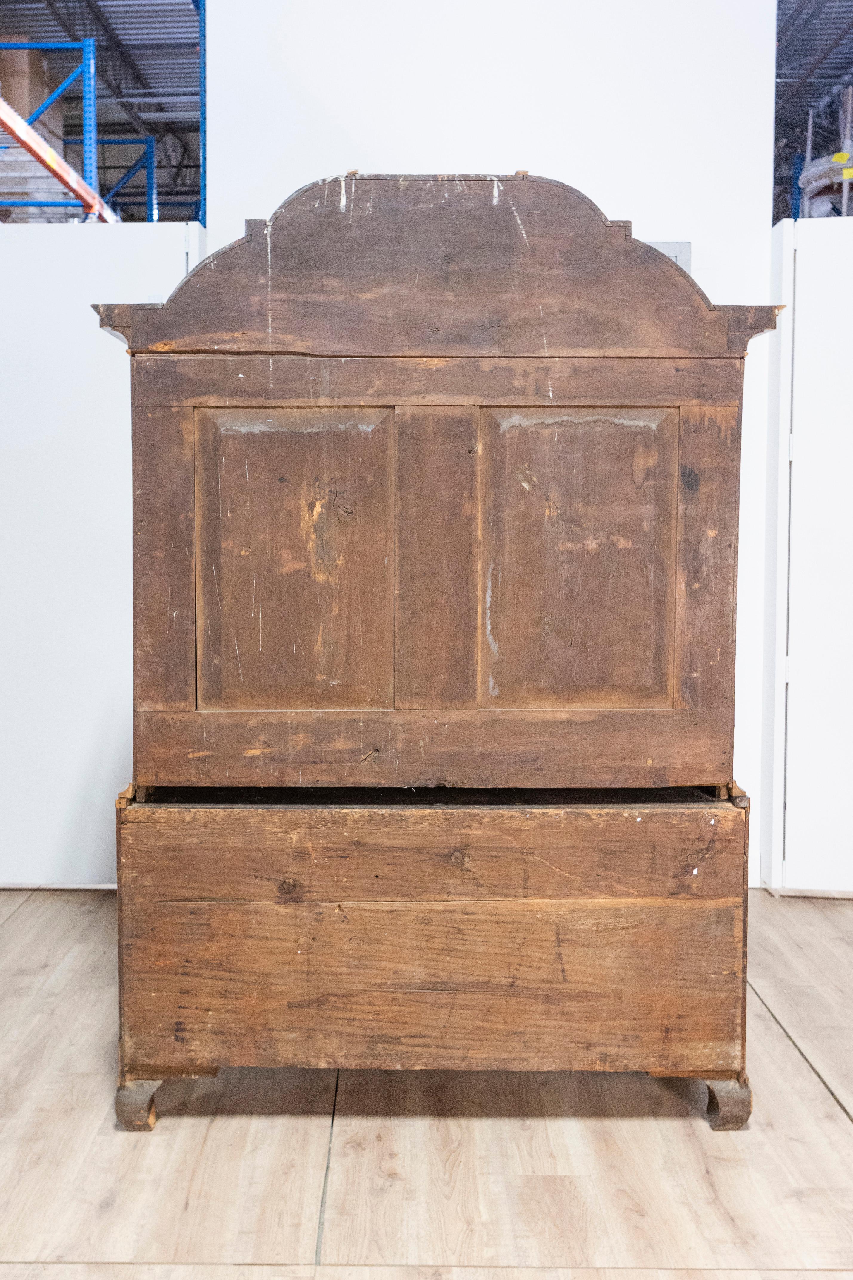 Swedish Rococo Period 1790s Cabinet with Chapeau de Gendarme Inspired Cornice For Sale 2