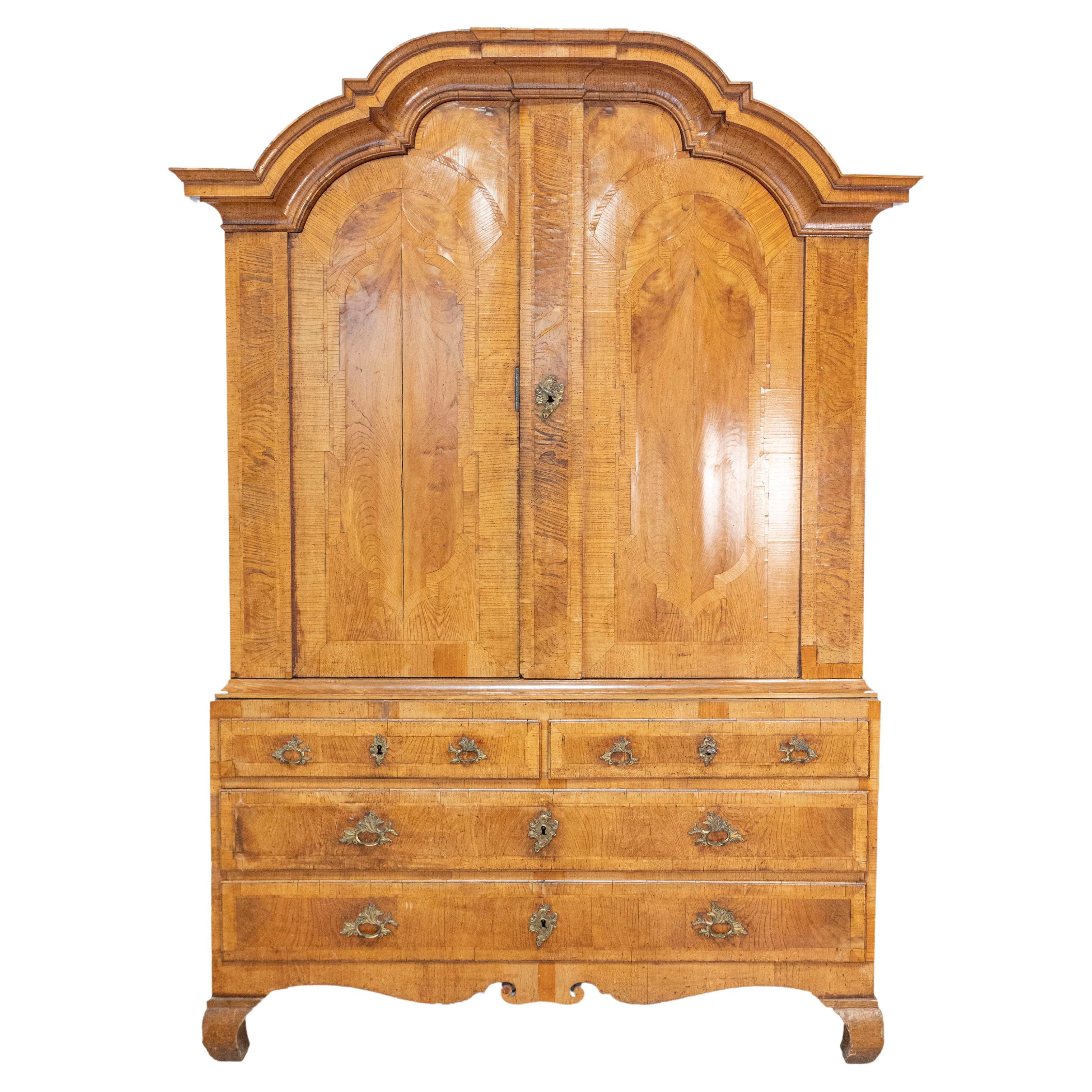 Meuble de rangement suédois d'époque rococo des années 1790 avec corniche d'inspiration Chapeau de Gendarme
