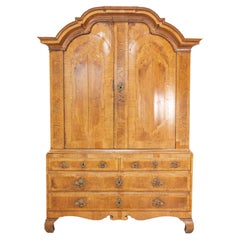 Meuble de rangement suédois d'époque rococo des années 1790 avec corniche d'inspiration Chapeau de Gendarme