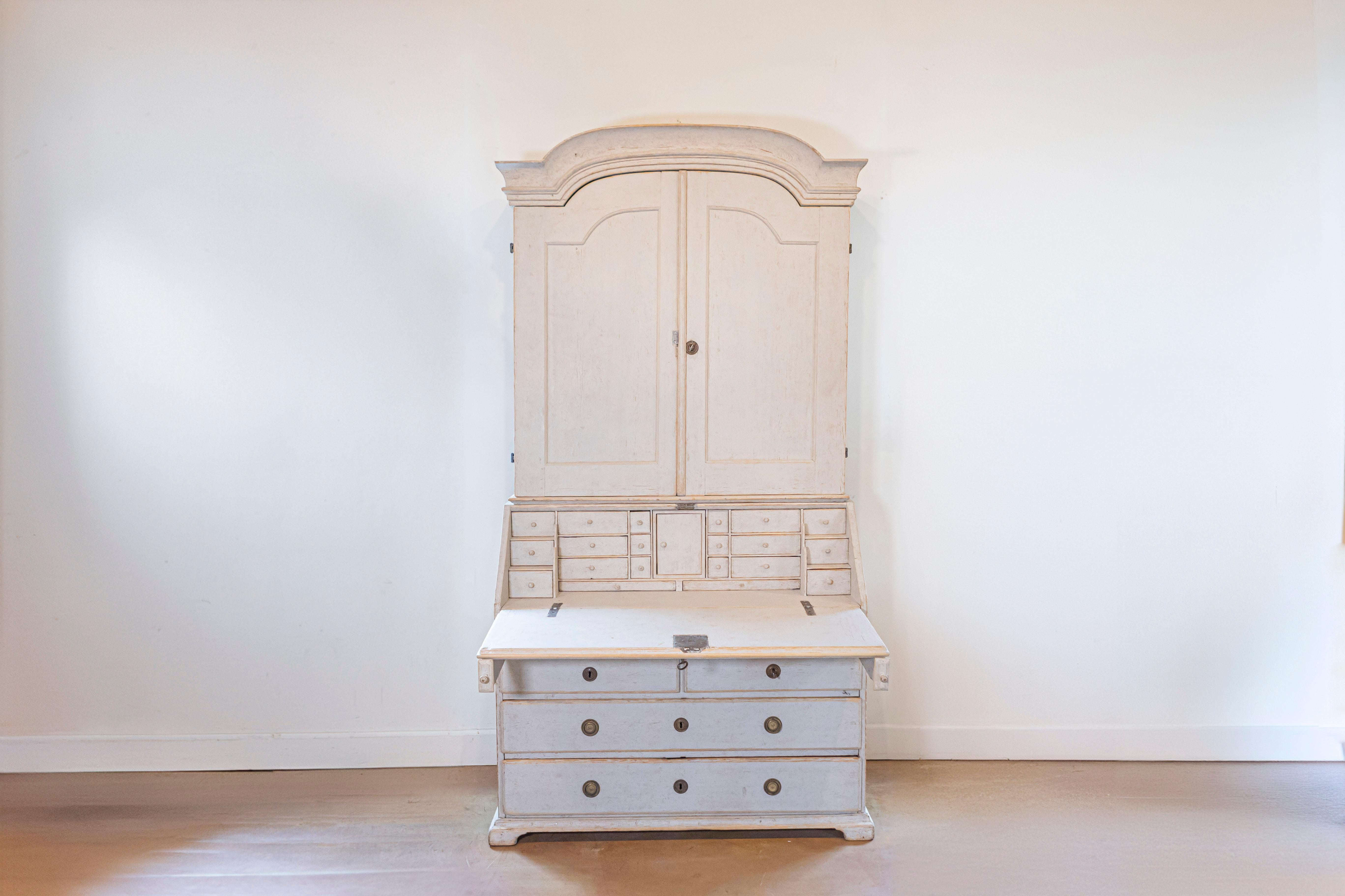 Swedish Rococo Period 1790s Painted Two-Part Secretary with Slanted Front Desk In Good Condition In Atlanta, GA
