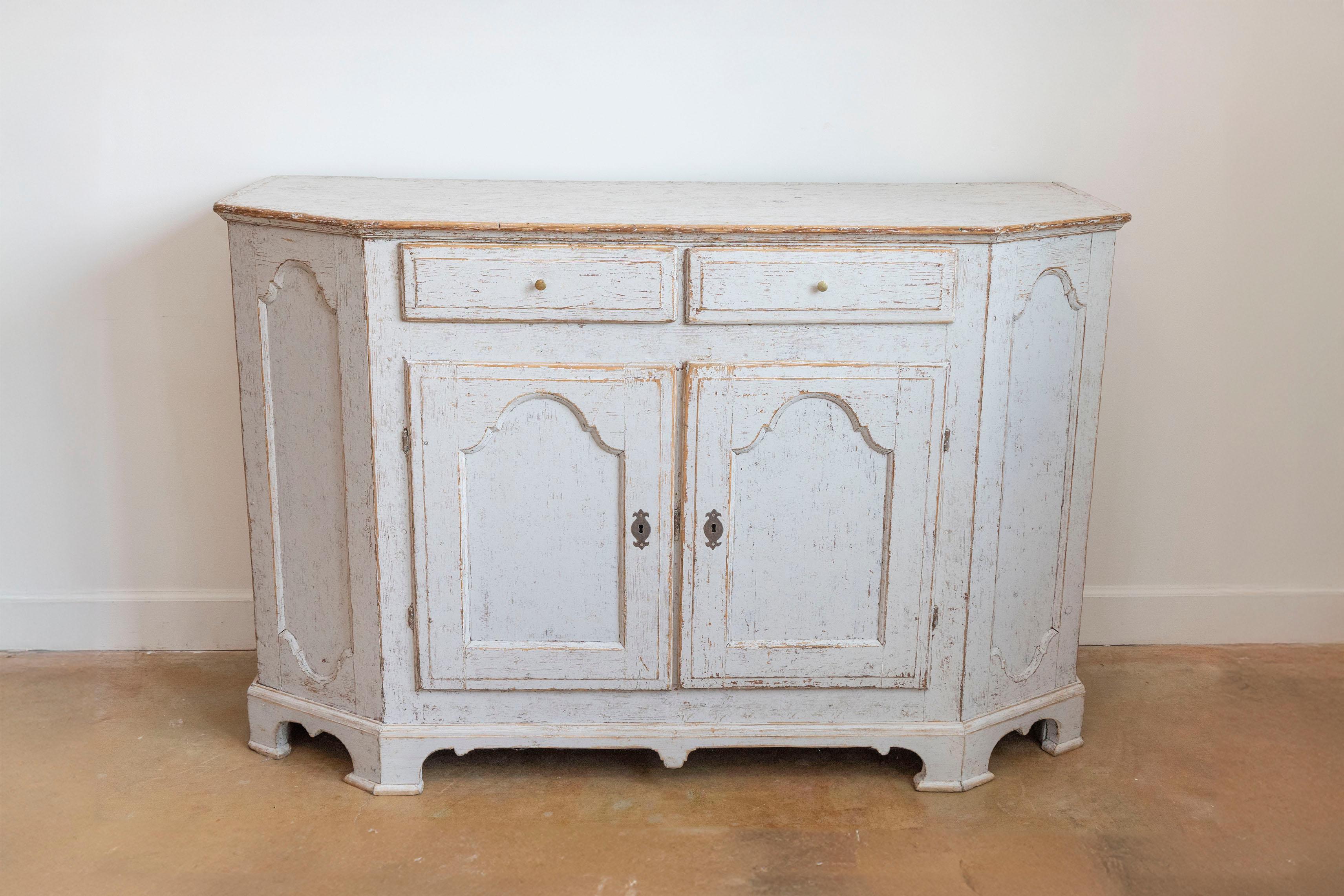 Un buffet rococò svedese del XVIII secolo in legno dipinto proveniente da Värmland, con lati inclinati, quattro cassetti e due ante. Creato nella provincia centro-occidentale di Värmland durante il XVIII secolo, questo buffet dipinto presenta un