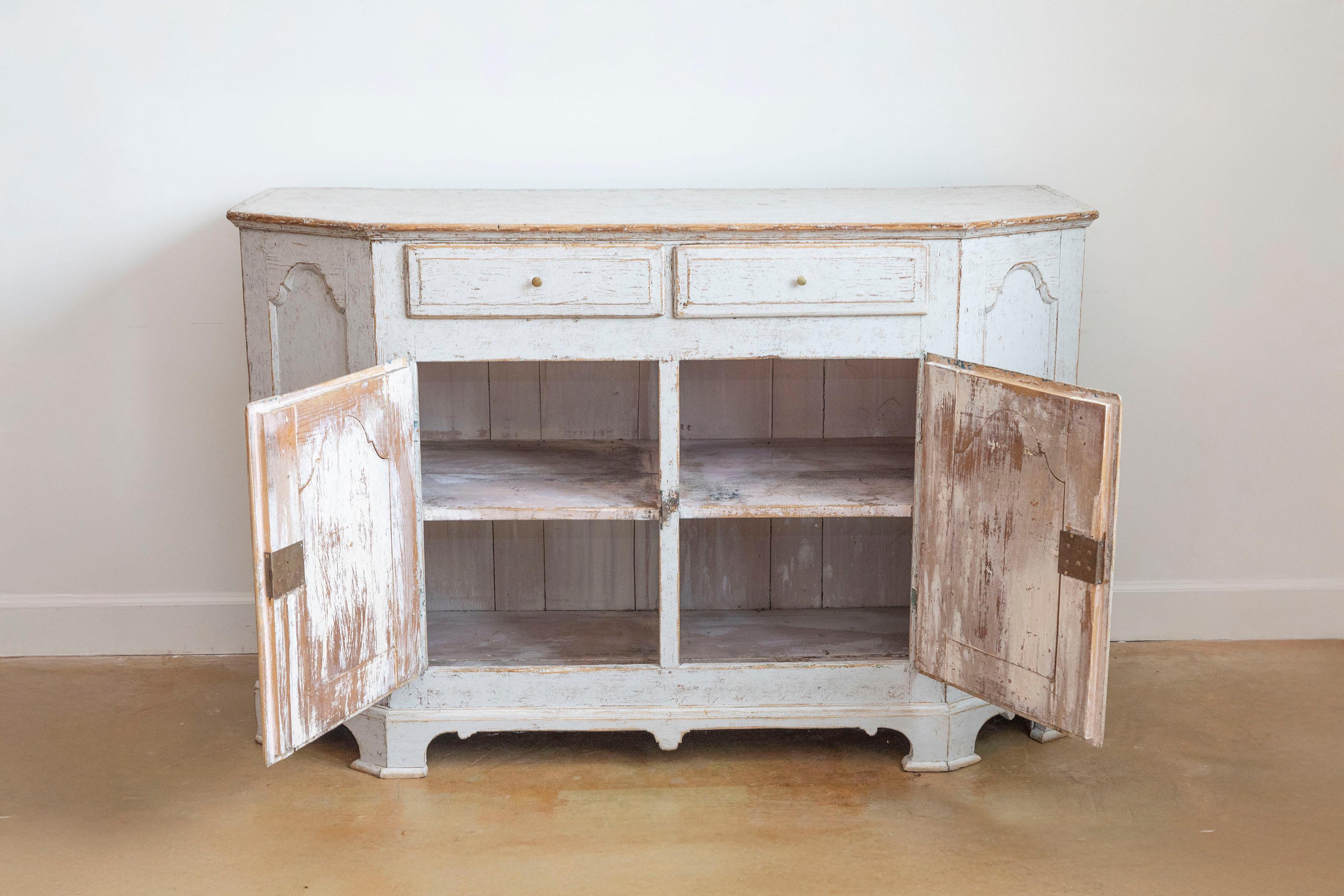 Svedese Buffet svedese di epoca rococò del XVIII secolo proveniente da Värmland con colonne laterali inclinate in vendita