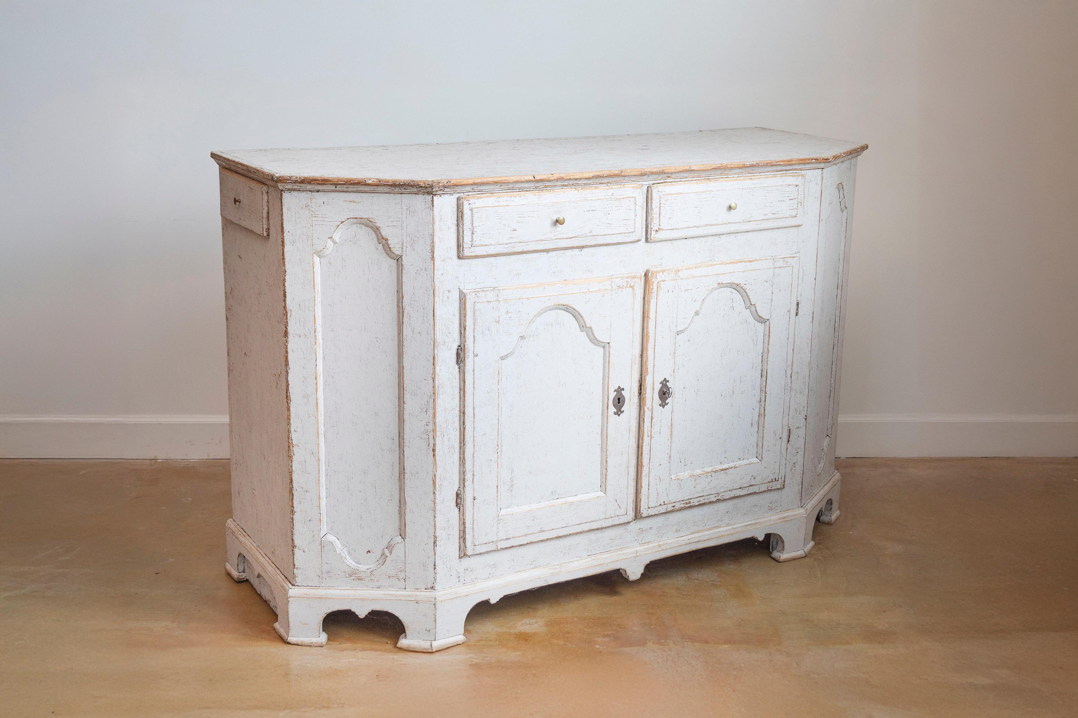 Intagliato Buffet svedese di epoca rococò del XVIII secolo proveniente da Värmland con colonne laterali inclinate in vendita