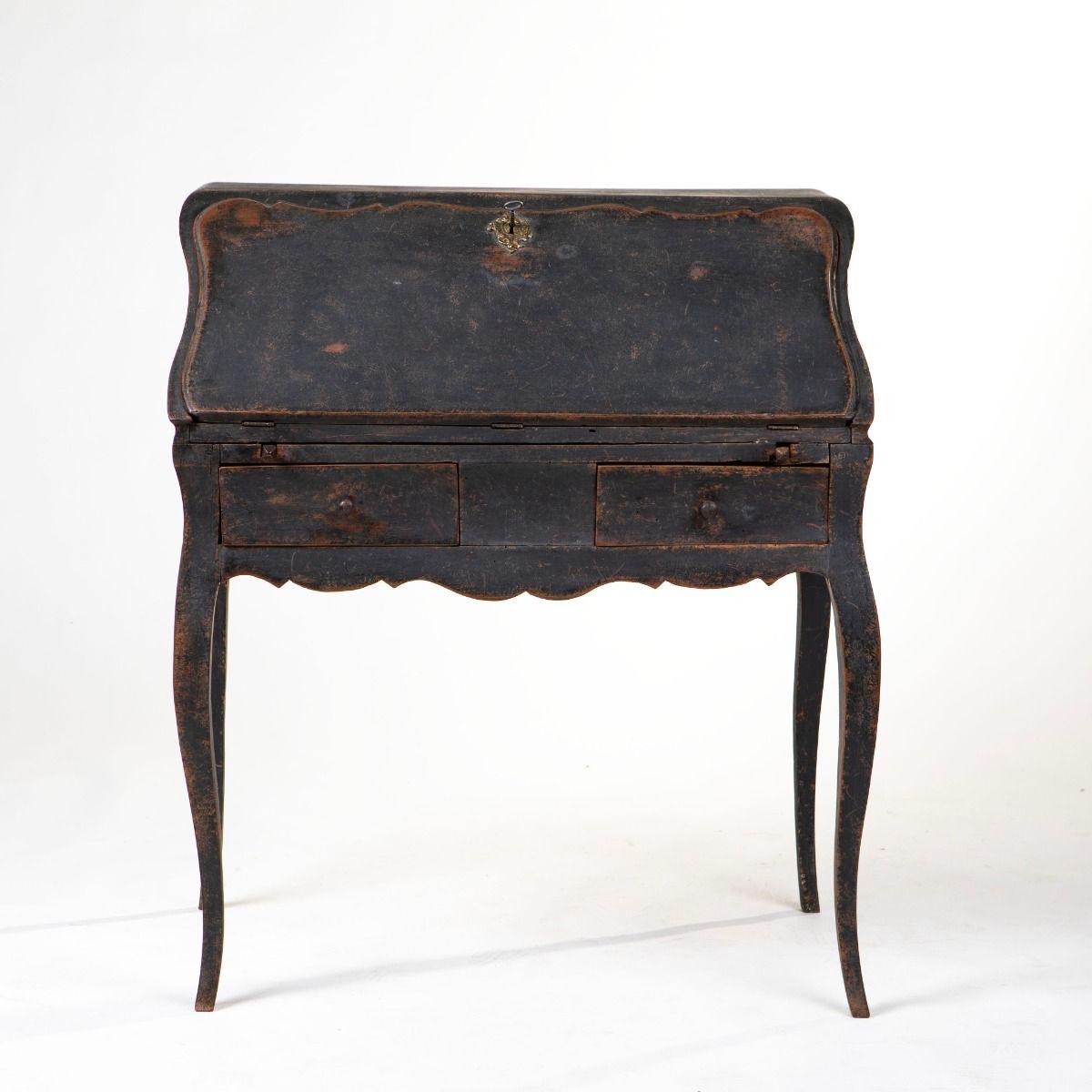 Elegante scrivania rococò svedese in pino verniciato nero.
Eseguita in un bellissimo e caratteristico stile rococò con corpo, fianchi e fondo ondulati. La linguetta di scrittura inclinata con un bordo profilato e ondulato si apre su un interno di un