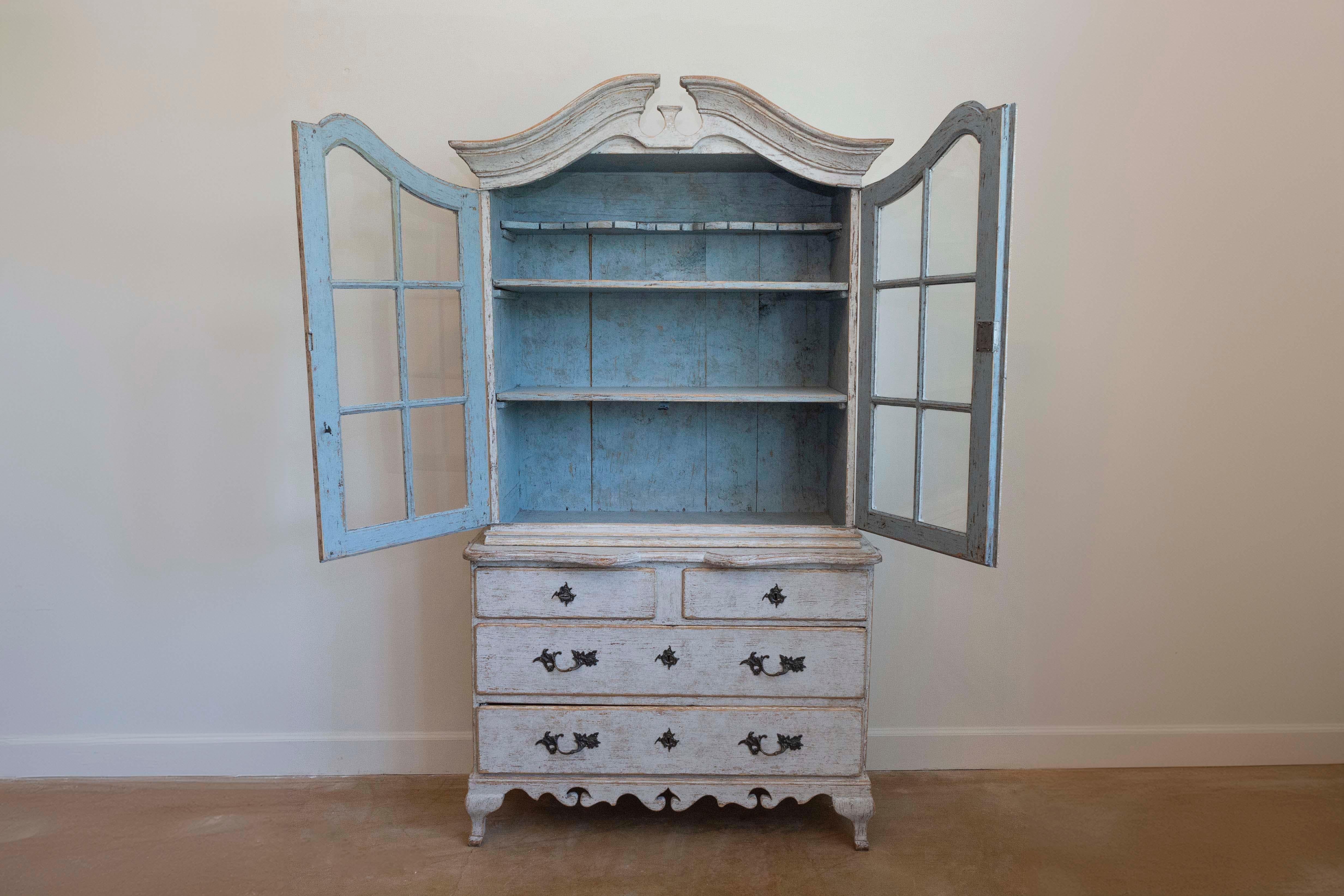 Armario con tapa de bonete estilo rococó sueco de la década de 1850 con puertas y cajones de cristal Rococó en venta