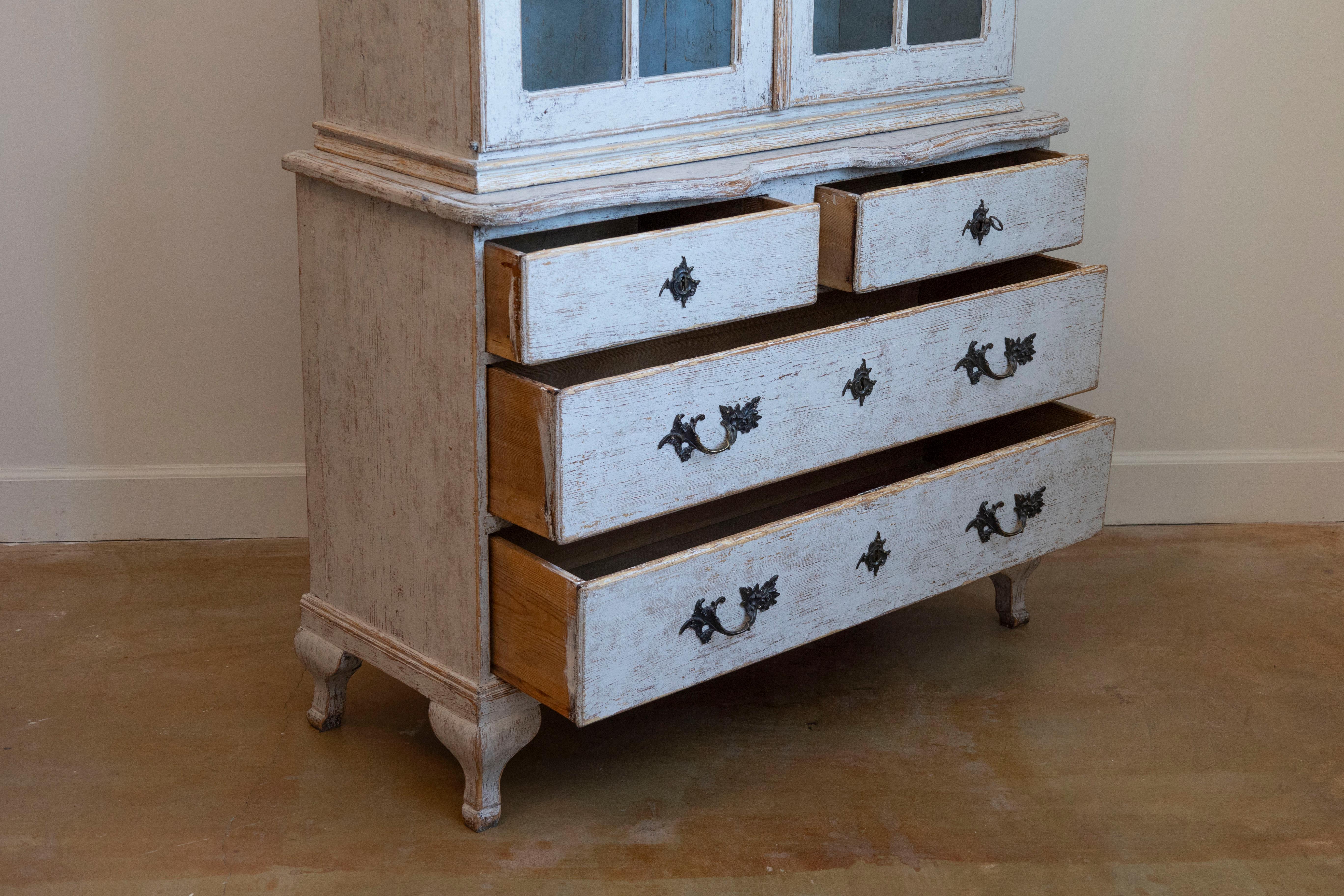 Armario con tapa de bonete estilo rococó sueco de la década de 1850 con puertas y cajones de cristal Sueco en venta