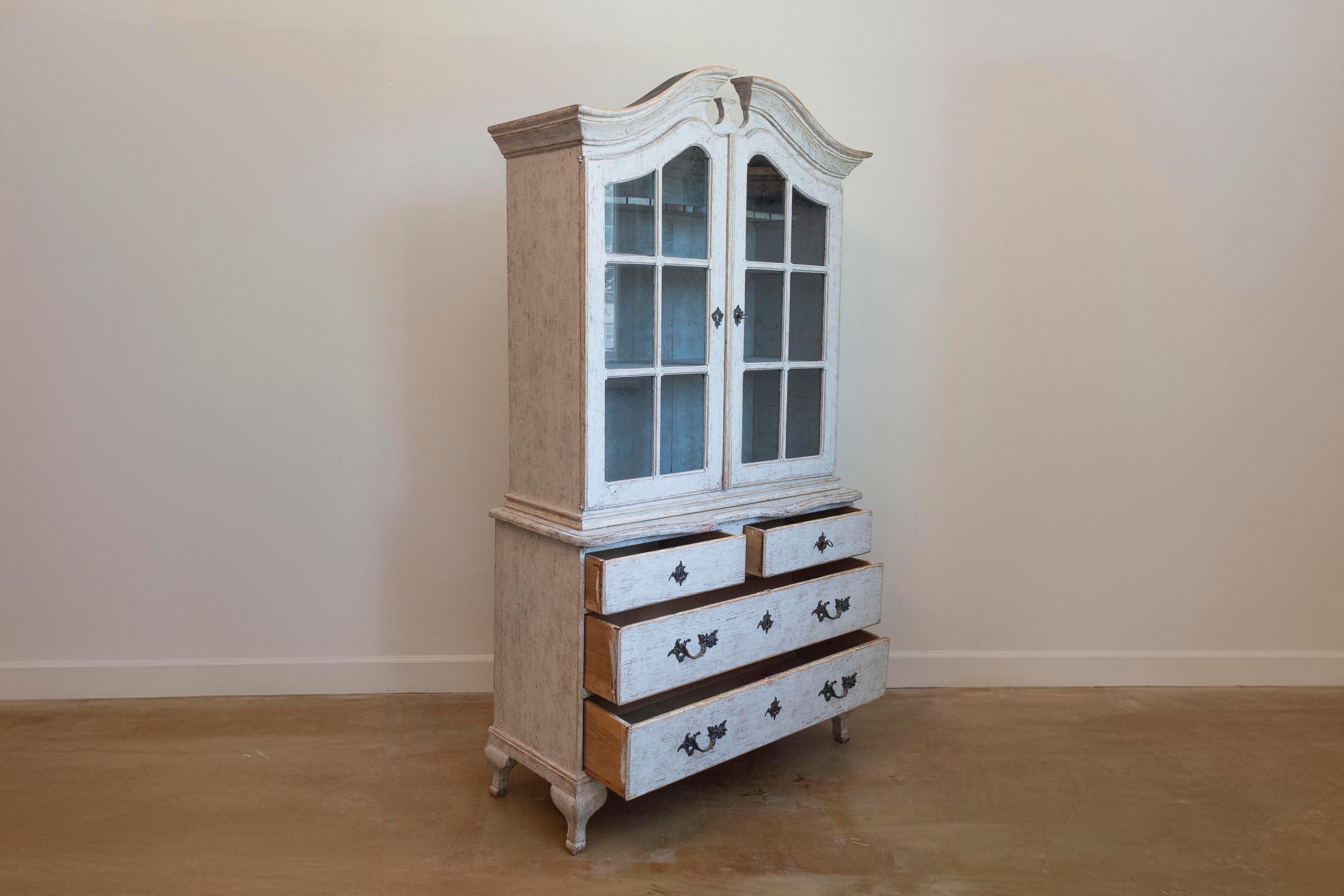Armario con tapa de bonete estilo rococó sueco de la década de 1850 con puertas y cajones de cristal Tallado en venta