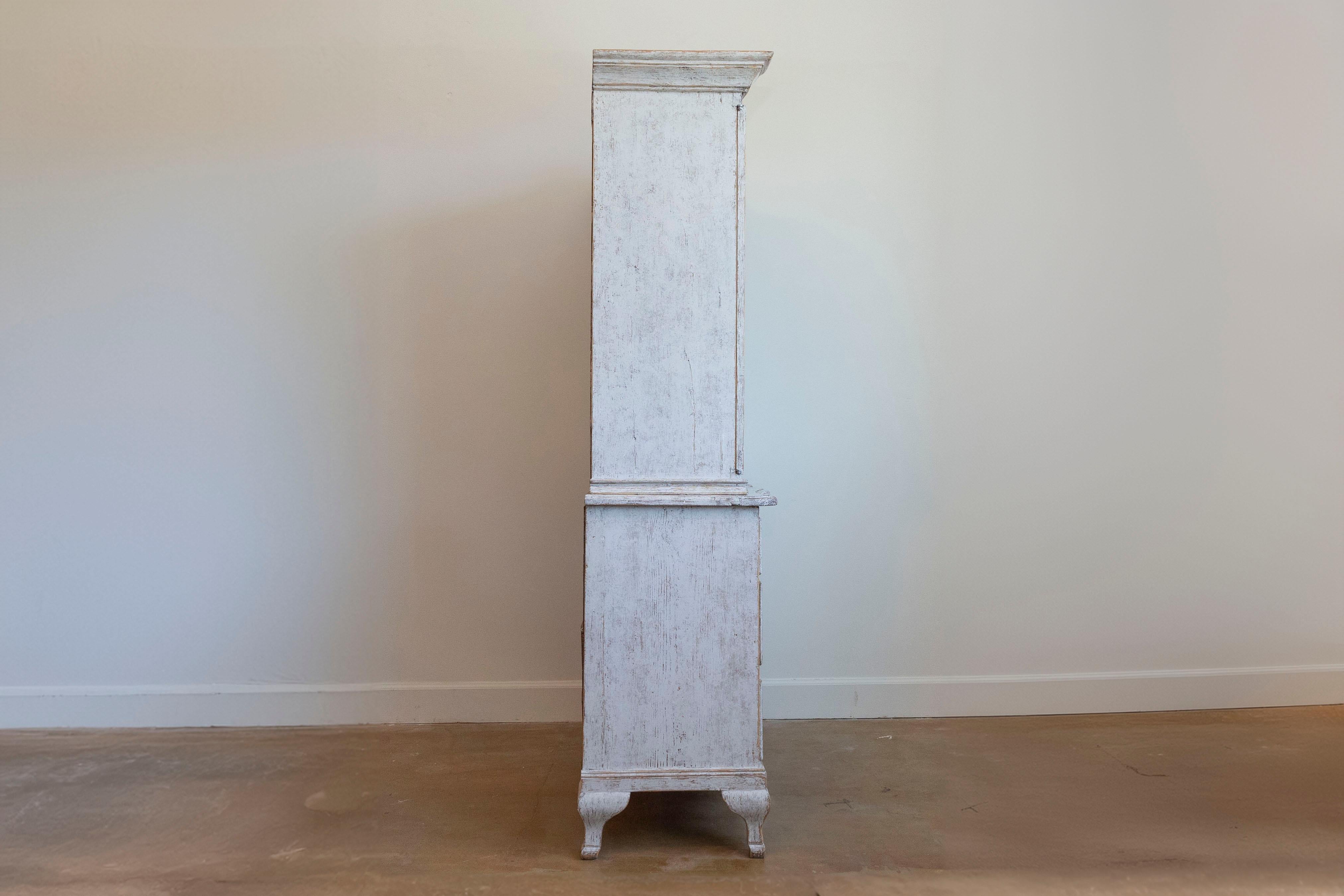 Armario con tapa de bonete estilo rococó sueco de la década de 1850 con puertas y cajones de cristal en Bueno estado para la venta en Atlanta, GA