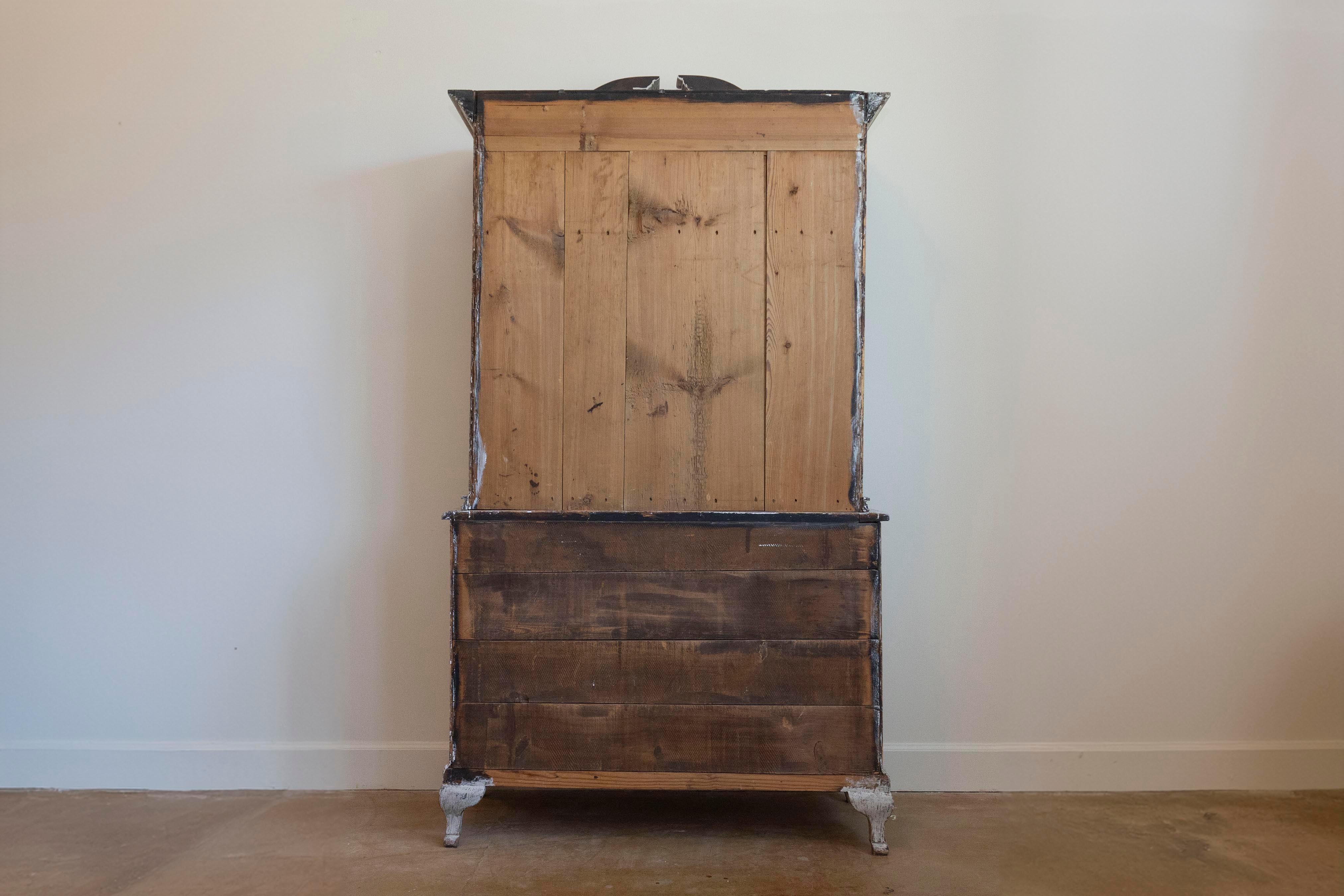 Armario con tapa de bonete estilo rococó sueco de la década de 1850 con puertas y cajones de cristal siglo XIX en venta