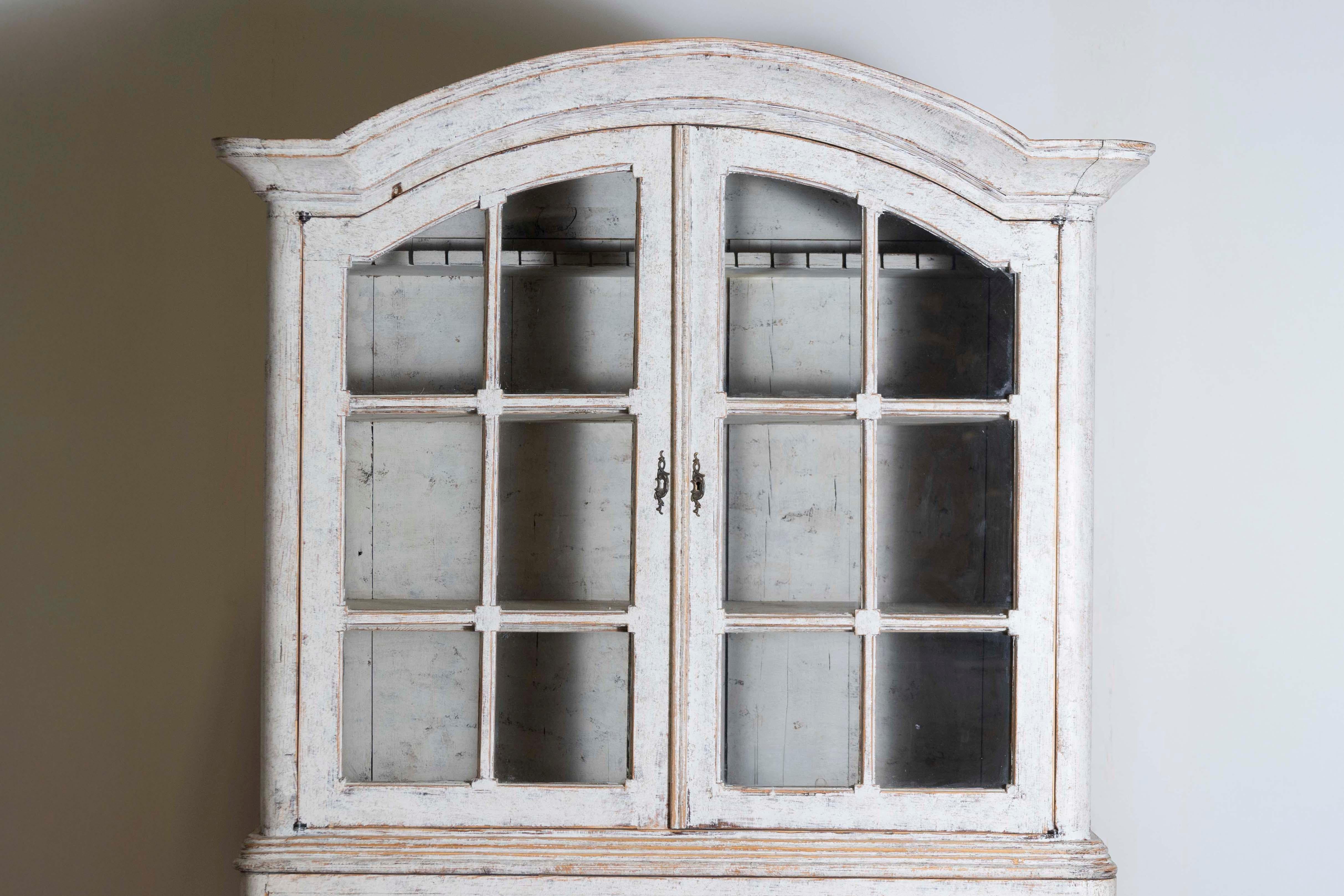 Schwedische bemalte Vitrine im Rokoko-Stil des 19. Jahrhunderts mit Glastüren und Schubladen (Gemalt) im Angebot
