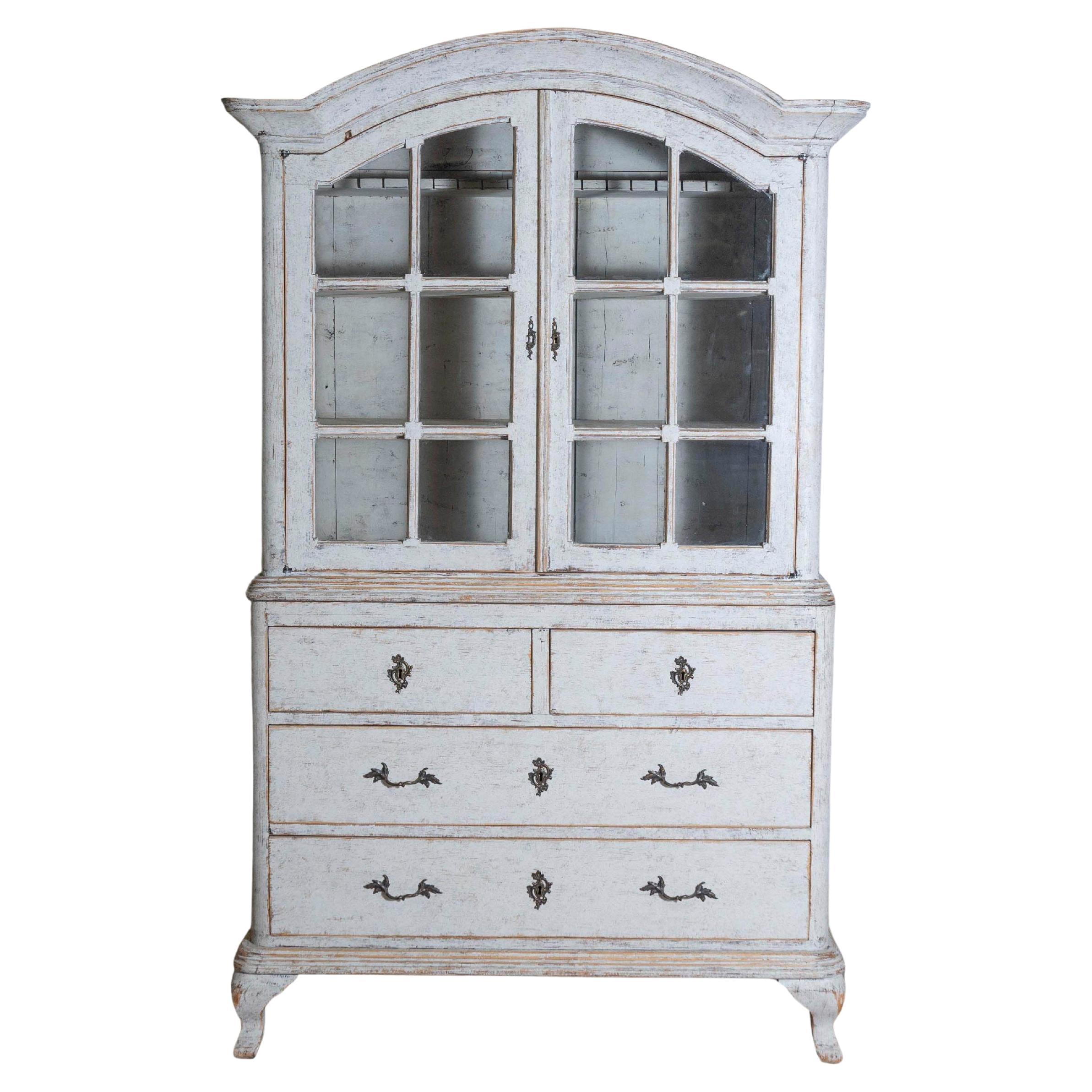 Vitrina Pintada Estilo Rococó Sueco Siglo XIX con Puertas y Cajones de Cristal