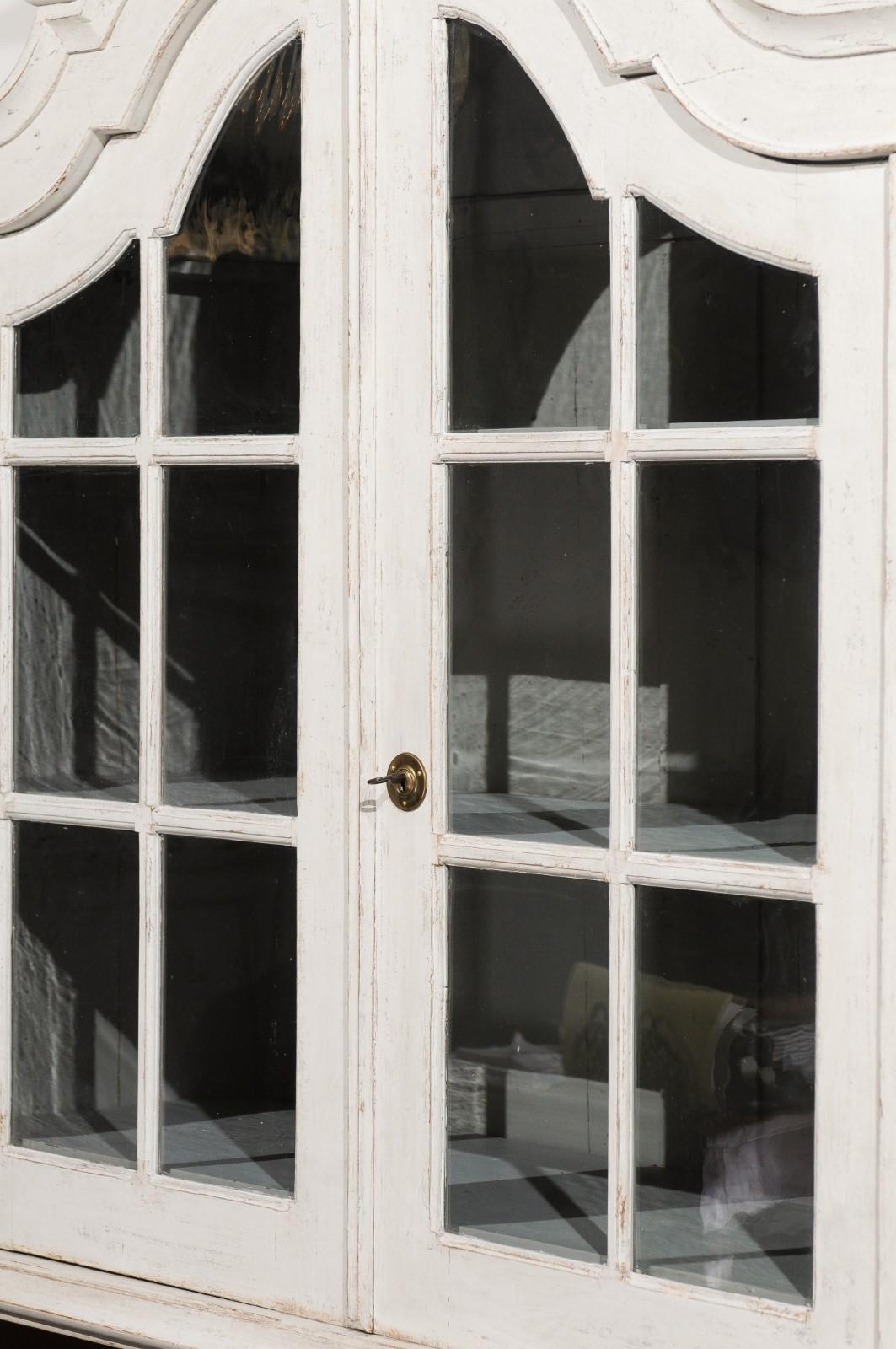 Schwedischer Vitrinenschrank im Rokoko-Stil des 19. Jahrhunderts aus lackiertem Holz mit Glastüren im Angebot 6