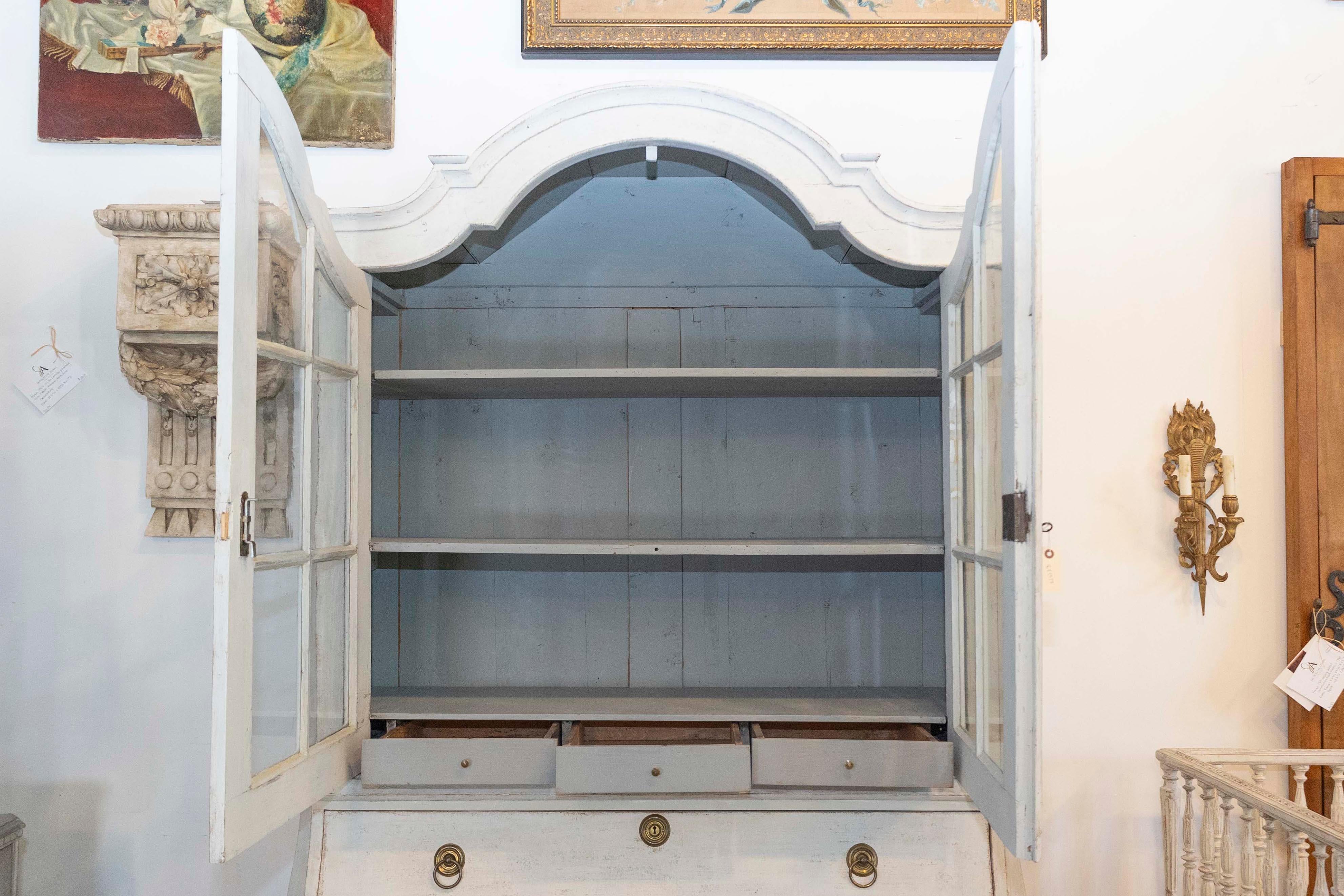 Rococò Armadio Vitrine in stile rococò svedese del XIX secolo in legno dipinto con ante in vetro in vendita