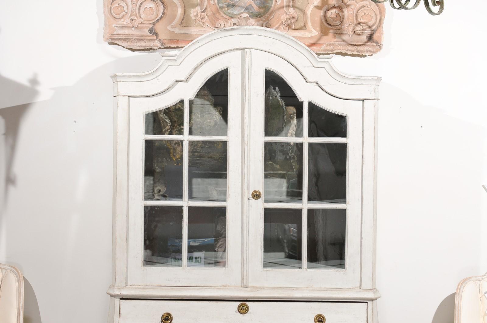 Swedish Rococo Style 19th Century Painted Wood Vitrine Cabinet with Glass Doors For Sale 1