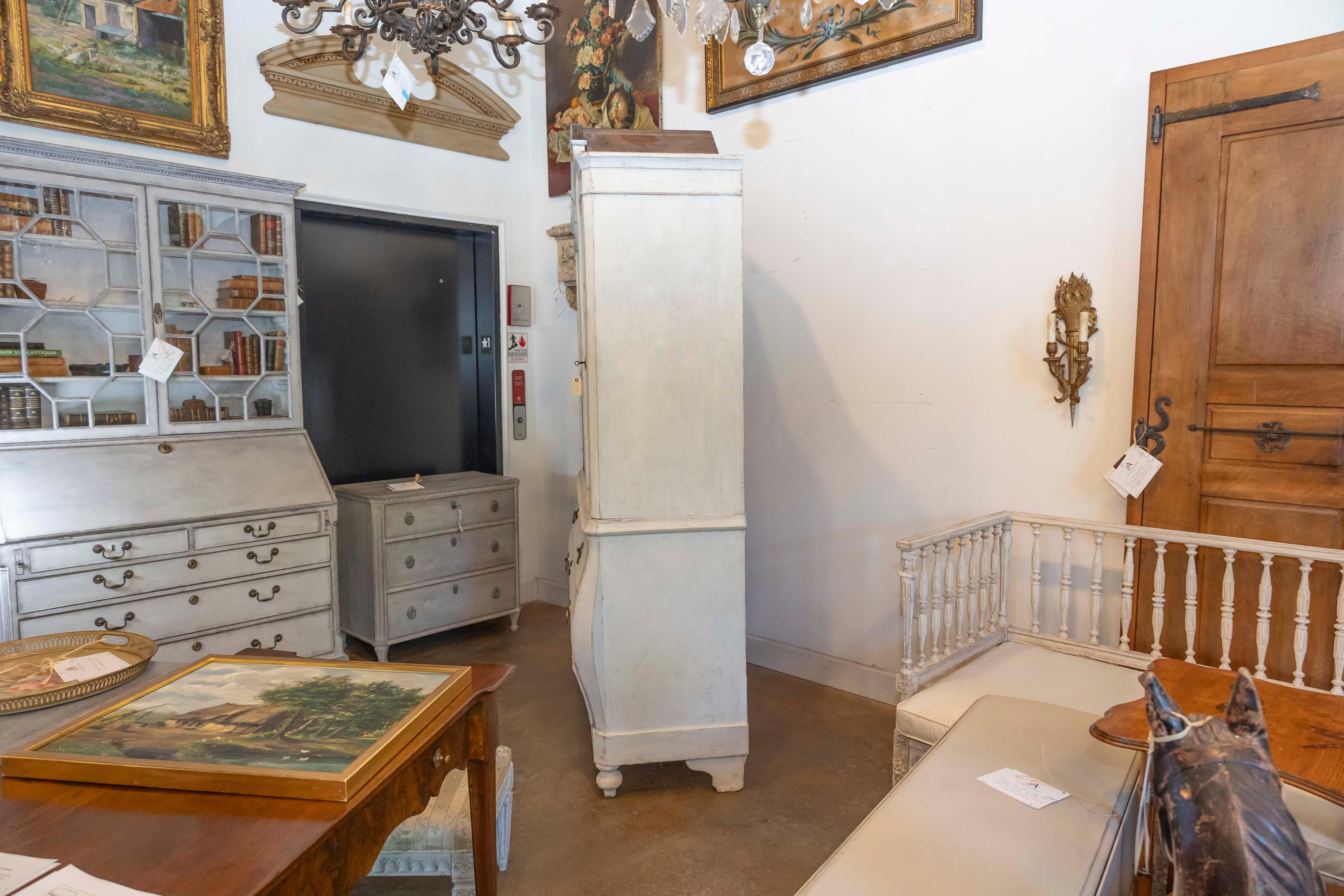 Dipinto Armadio Vitrine in stile rococò svedese del XIX secolo in legno dipinto con ante in vetro in vendita