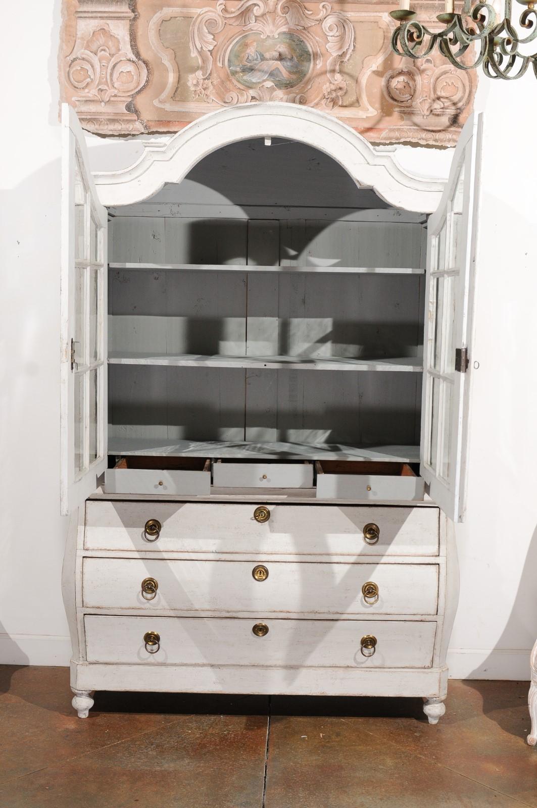 Swedish Rococo Style 19th Century Painted Wood Vitrine Cabinet with Glass Doors For Sale 2