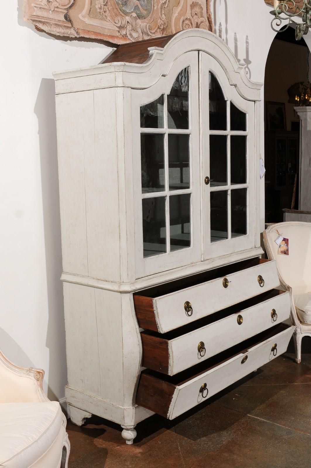 Swedish Rococo Style 19th Century Painted Wood Vitrine Cabinet with Glass Doors For Sale 3