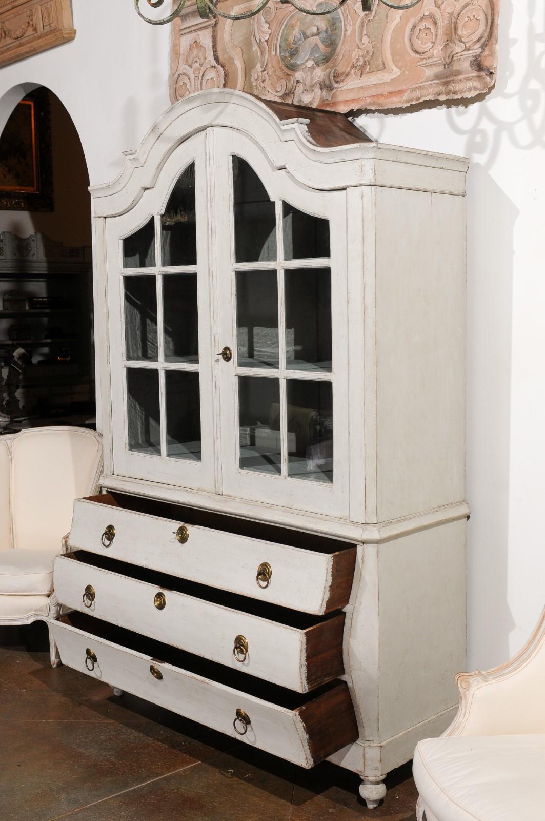 Swedish Rococo Style 19th Century Painted Wood Vitrine Cabinet with Glass Doors For Sale 5
