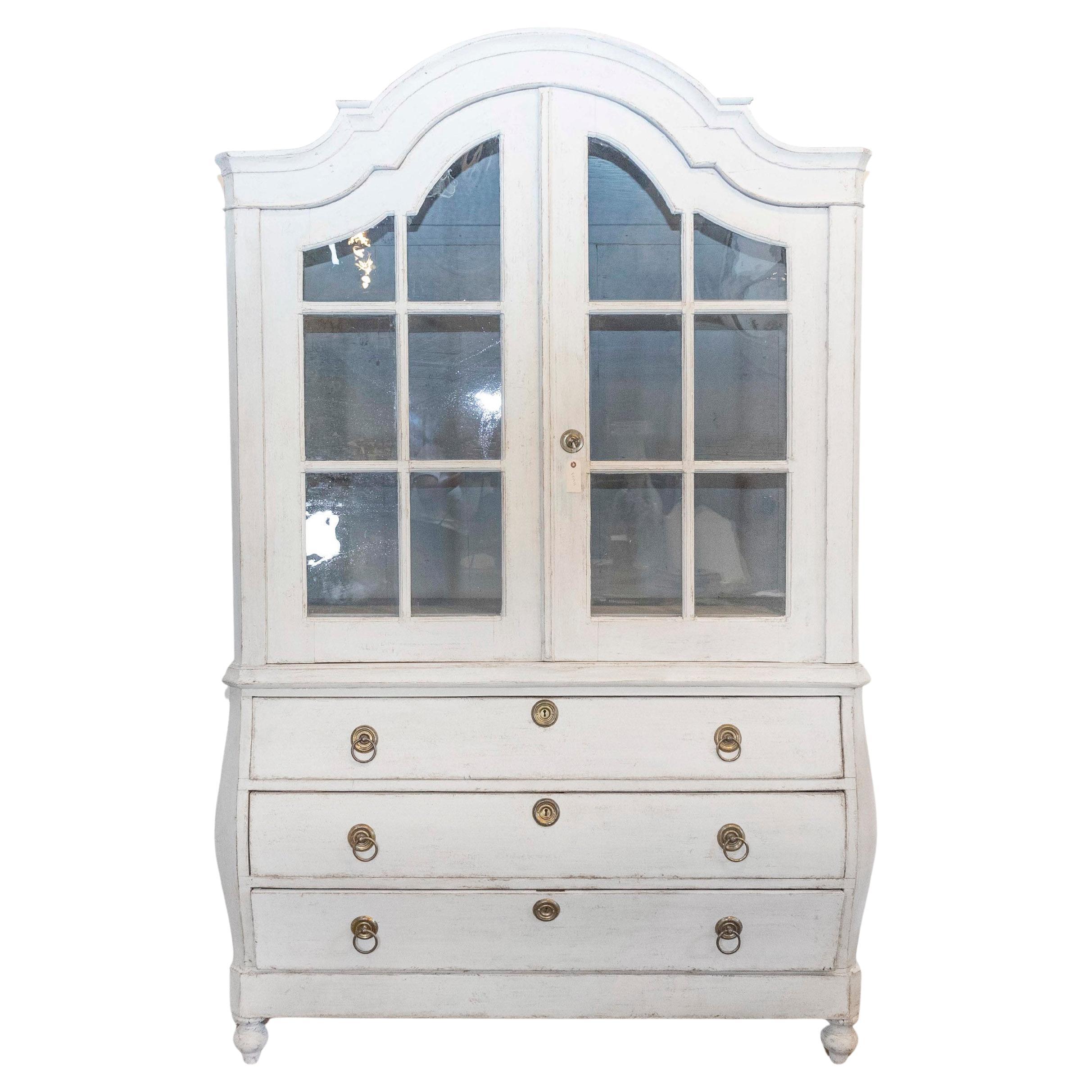 Vitrine suédoise de style rococo du 19ème siècle en bois peint avec portes en verre