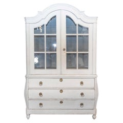 Vitrine suédoise de style rococo du 19ème siècle en bois peint avec portes en verre