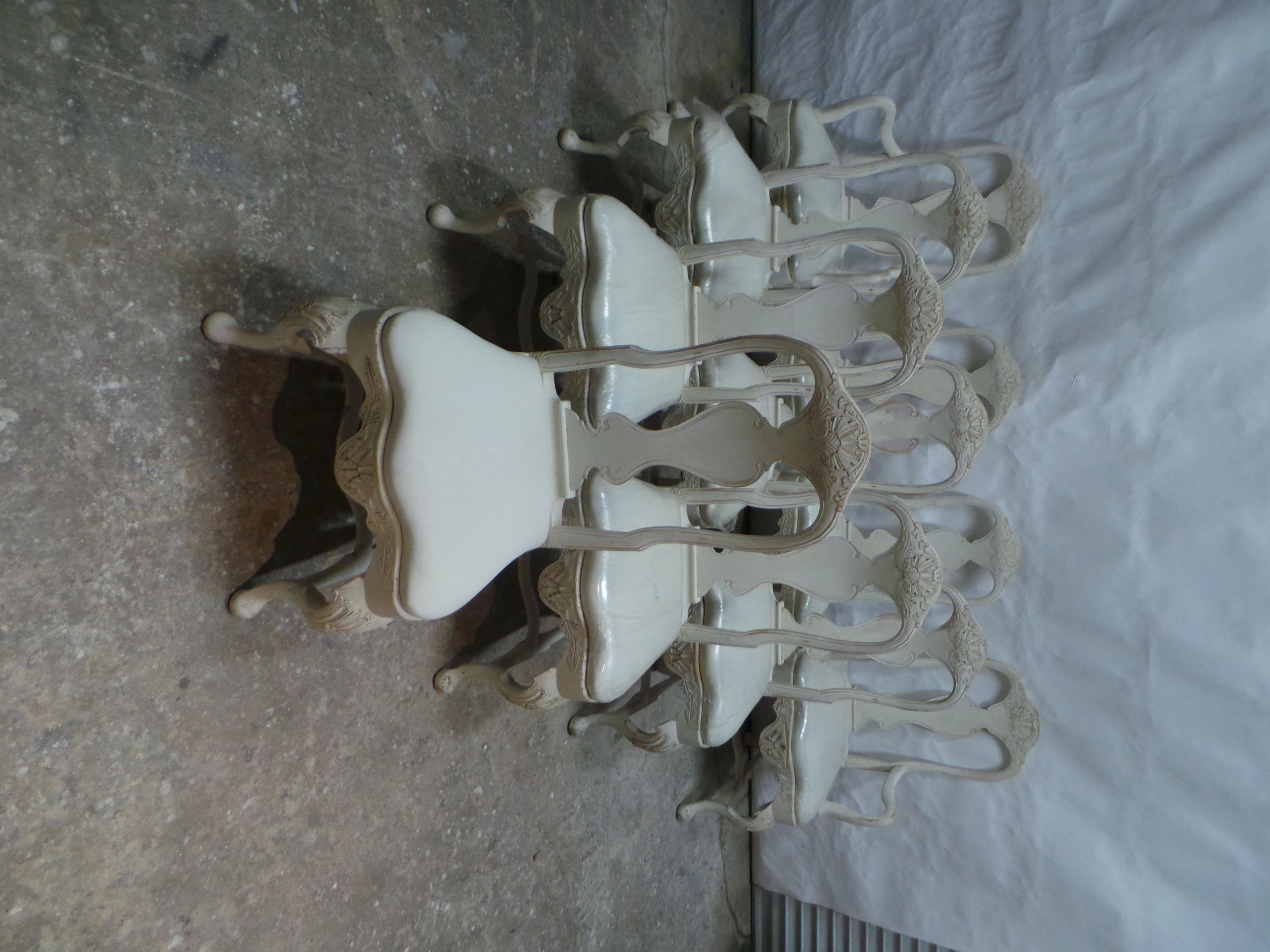 Il s'agit d'un ensemble de 10 chaises rococo suédoises peintes, 100% originales.  8 chaises d'appoint 2 chaises à accoudoir    les sièges ont été restaurés et recouverts de mousseline.