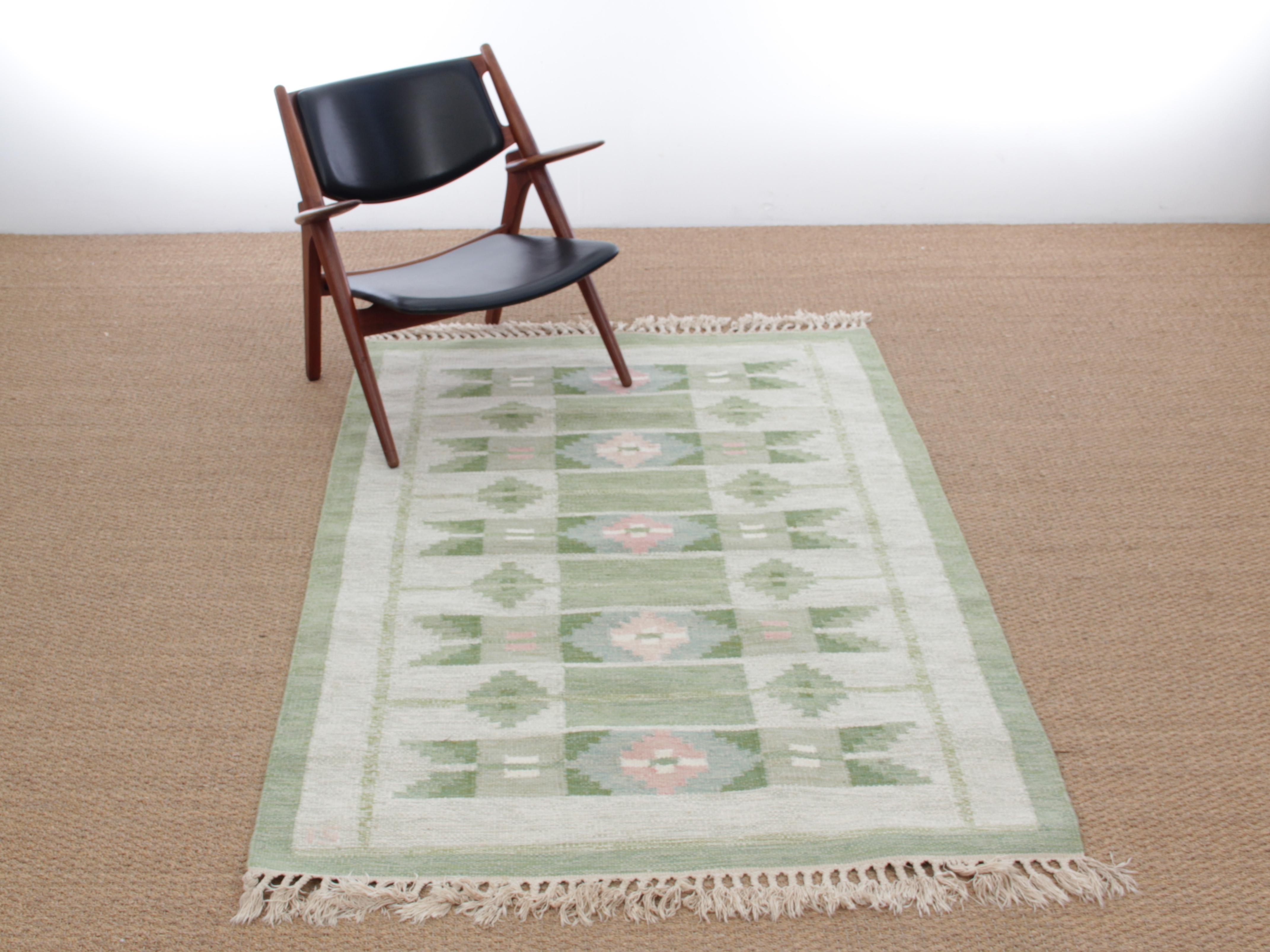 Swedish Rolakan carpet handwoven wool. Geometric patterns. Signed with monograms IS. 200 x 140 cm.

Measures: Width 166 cm, diameter 92 cm, thick 0.8 cm.