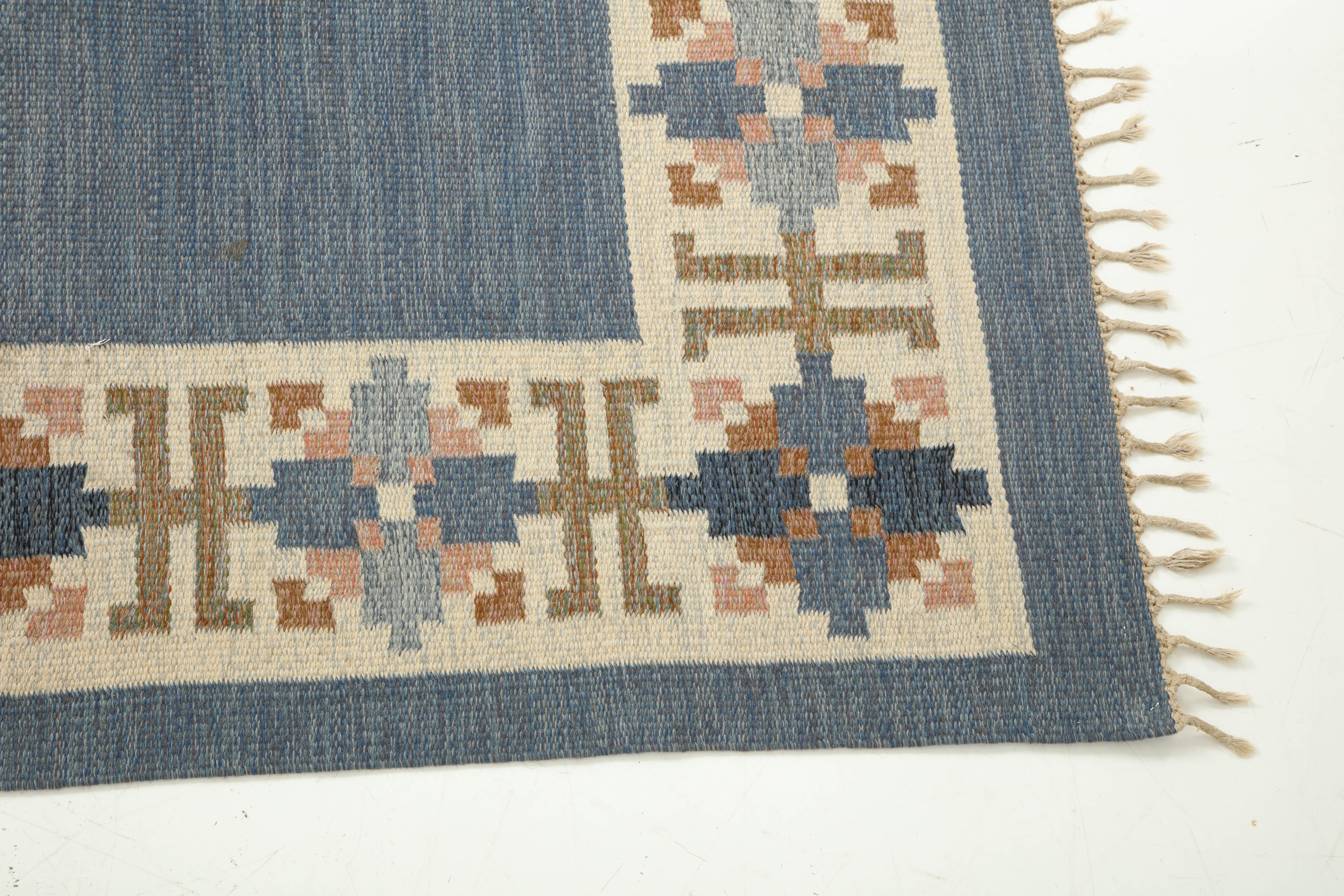 Swedish Röllakan (flat-weave) wool rug, signed Fredrik Fiedler, circa 1950s, woven signature.