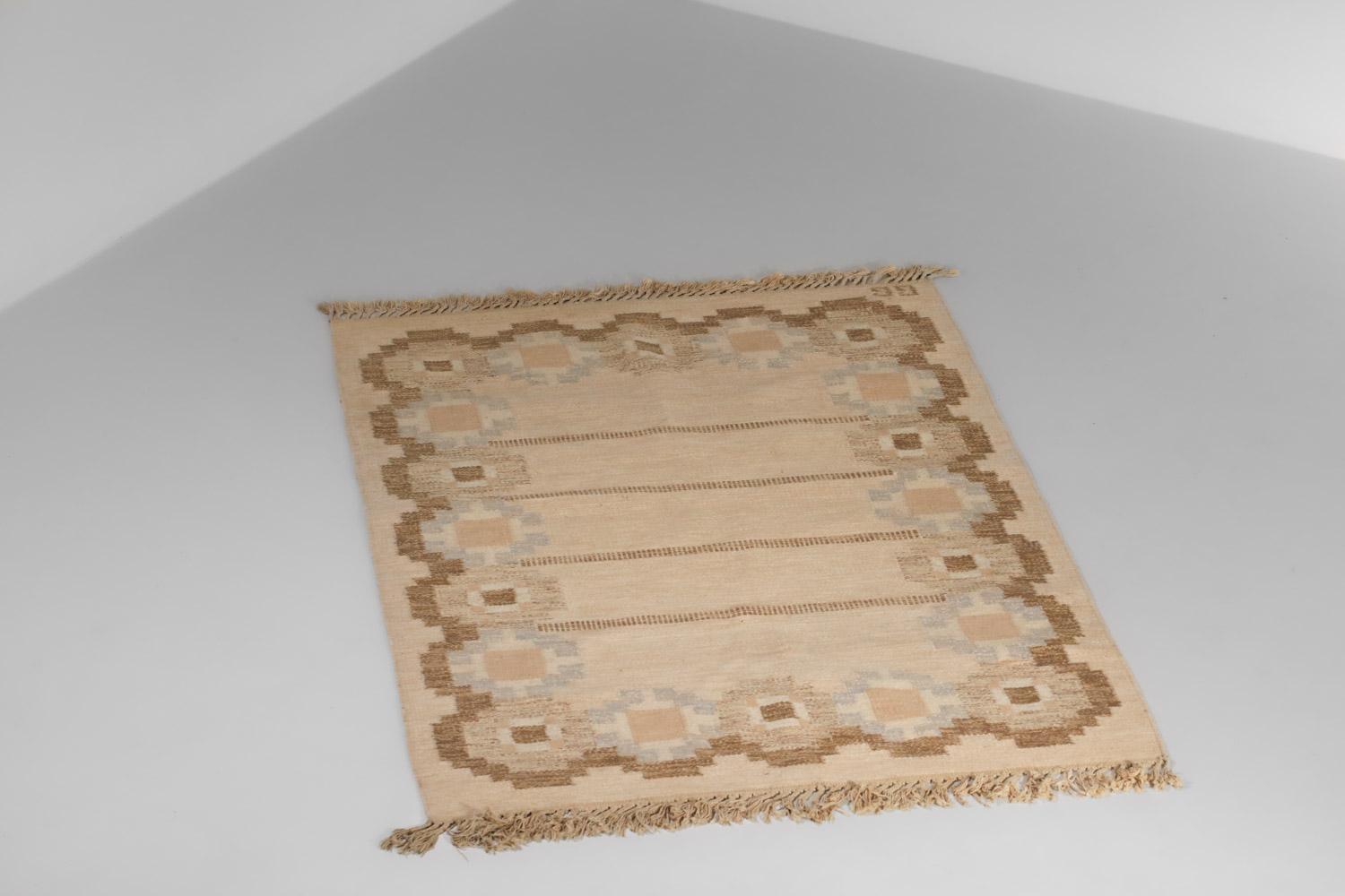 Scandinavian rug from the 60s by Swedish artist Gitt Grännsjö-Carlsson. Flat weaving technique (röllakan), wool on linen. Traditional geometric motifs in shades of brown and gray. Very fine vintage condition. Traces of use and age throughout (see