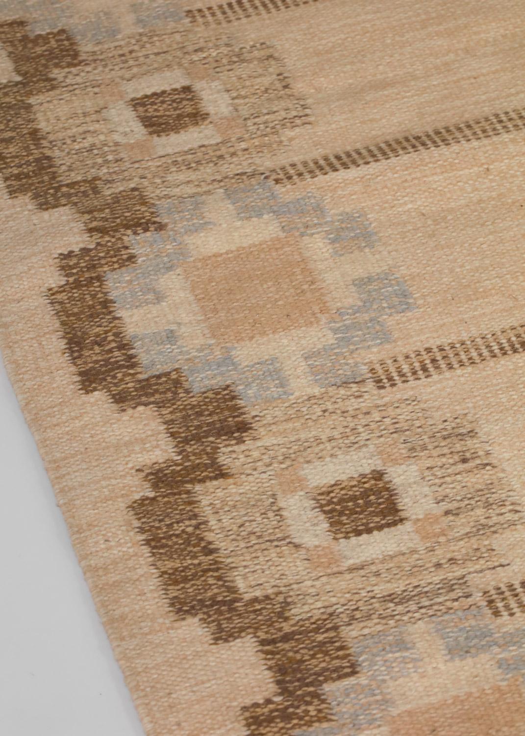 Swedish röllakan rug Gitt Grännsjö-Carlsson brown In Good Condition For Sale In Ternay, Auvergne-Rhône-Alpes