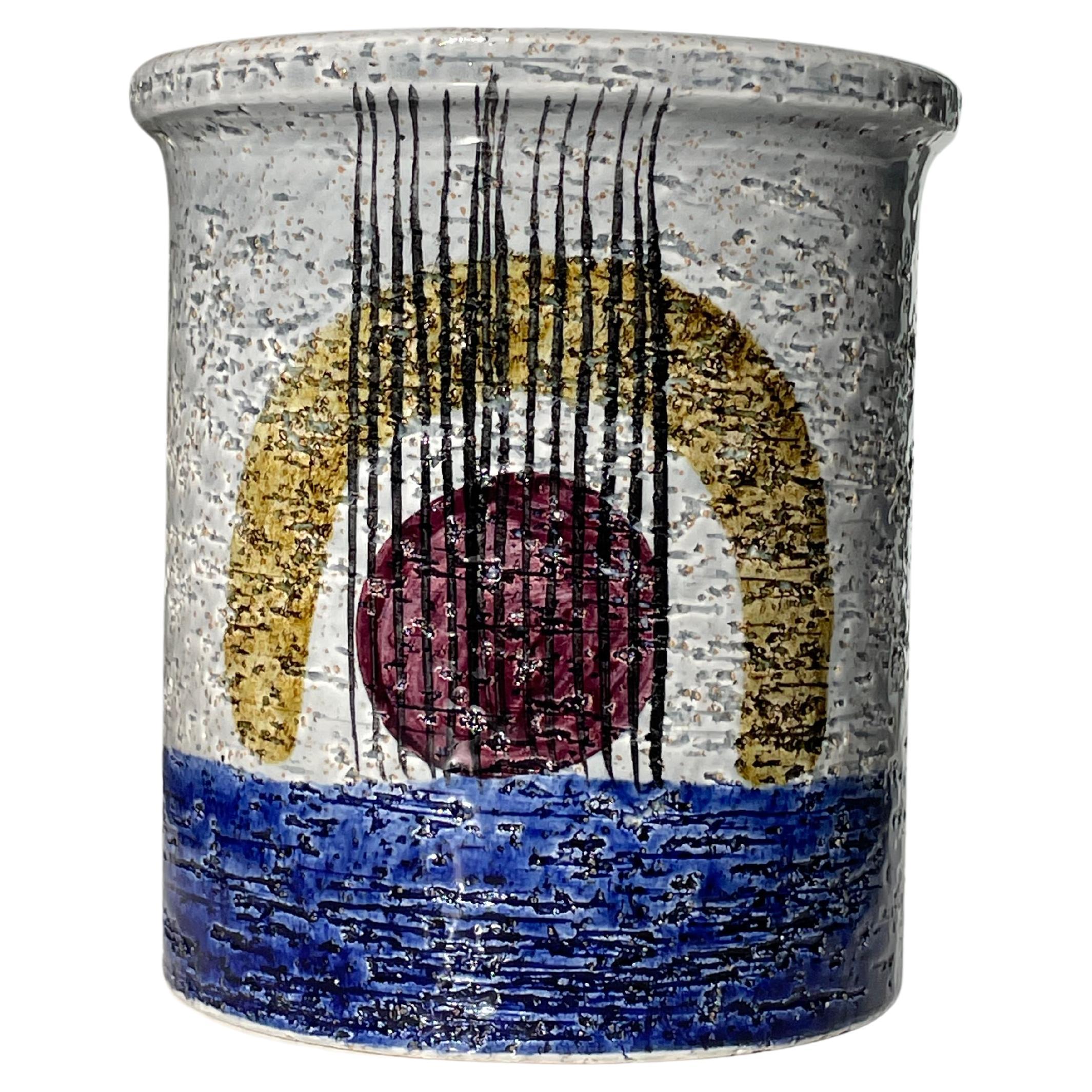 Hochwertige schwedische Mid-Century Modern Vase aus handgefertigter und handdekorierter, glänzender Keramik aus Schamotte-Ton des schwedischen Designers Olle Alberius. Vollständig glasiert mit hellgrauem Boden und tiefblauem Vasenunterteil. Auf