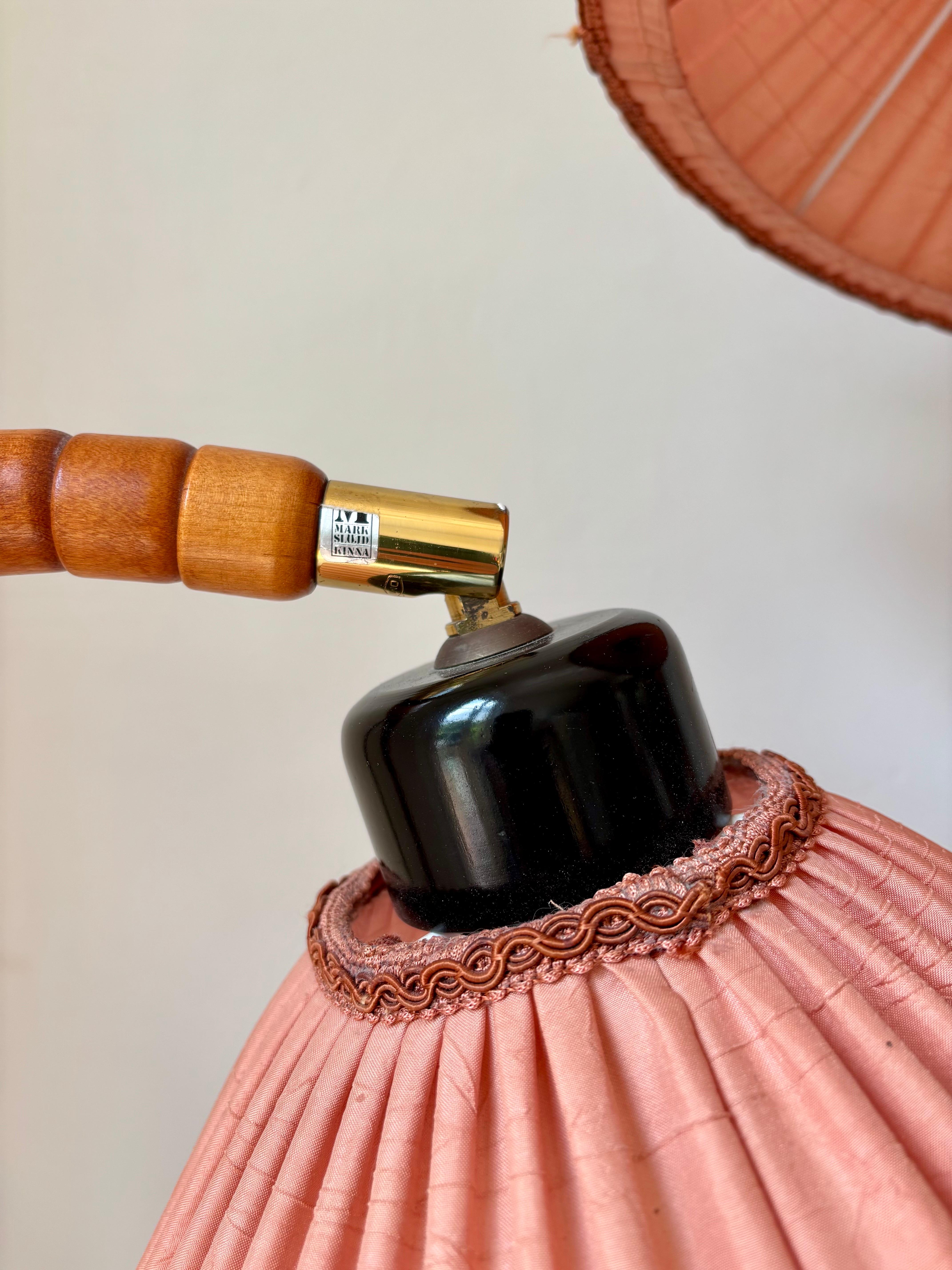 Fatto a mano Lampade svedesi a collo di cigno con paralume a rosa, stile Art Déco, anni '60 in vendita