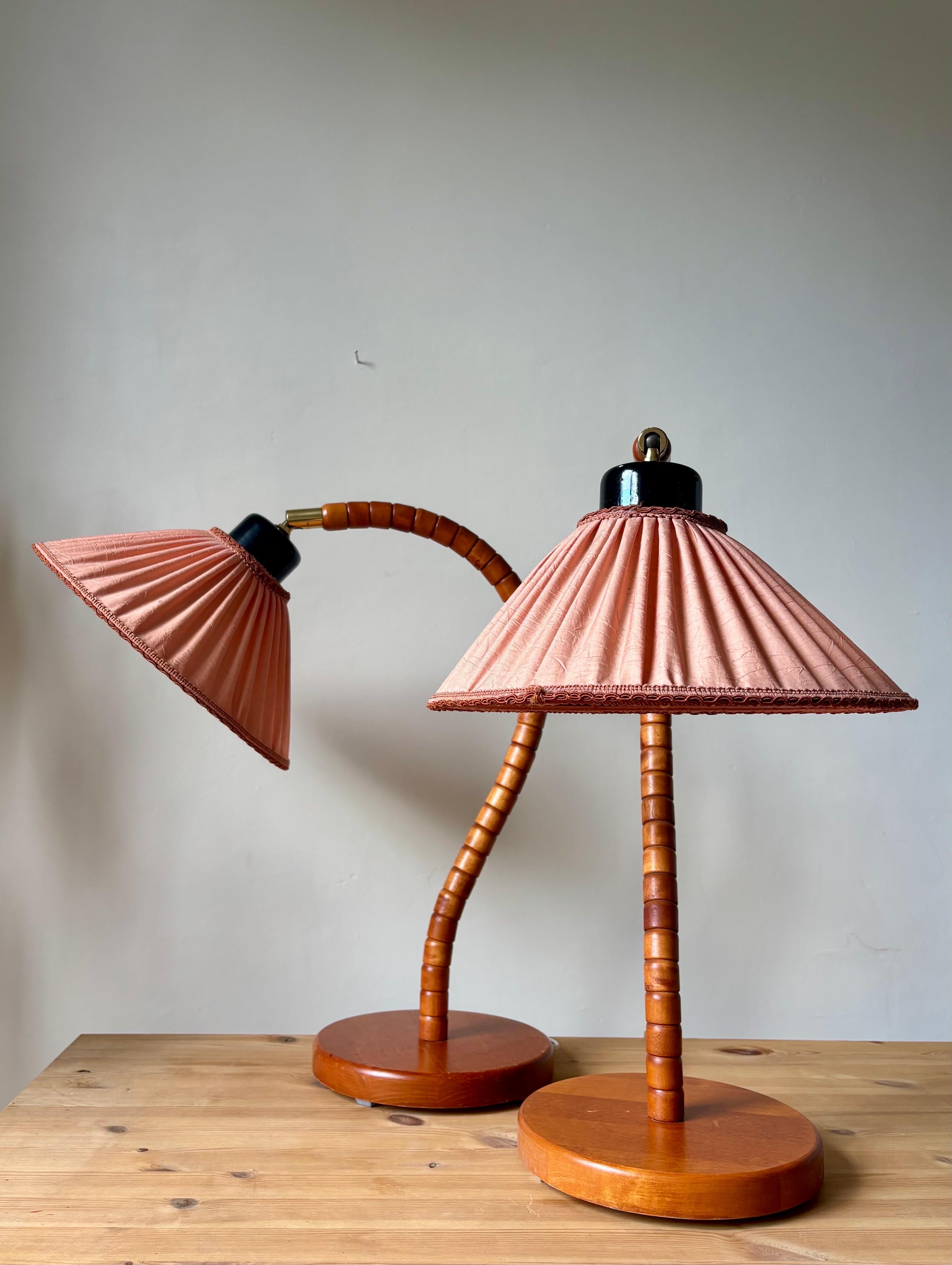 XX secolo Lampade svedesi a collo di cigno con paralume a rosa, stile Art Déco, anni '60 in vendita