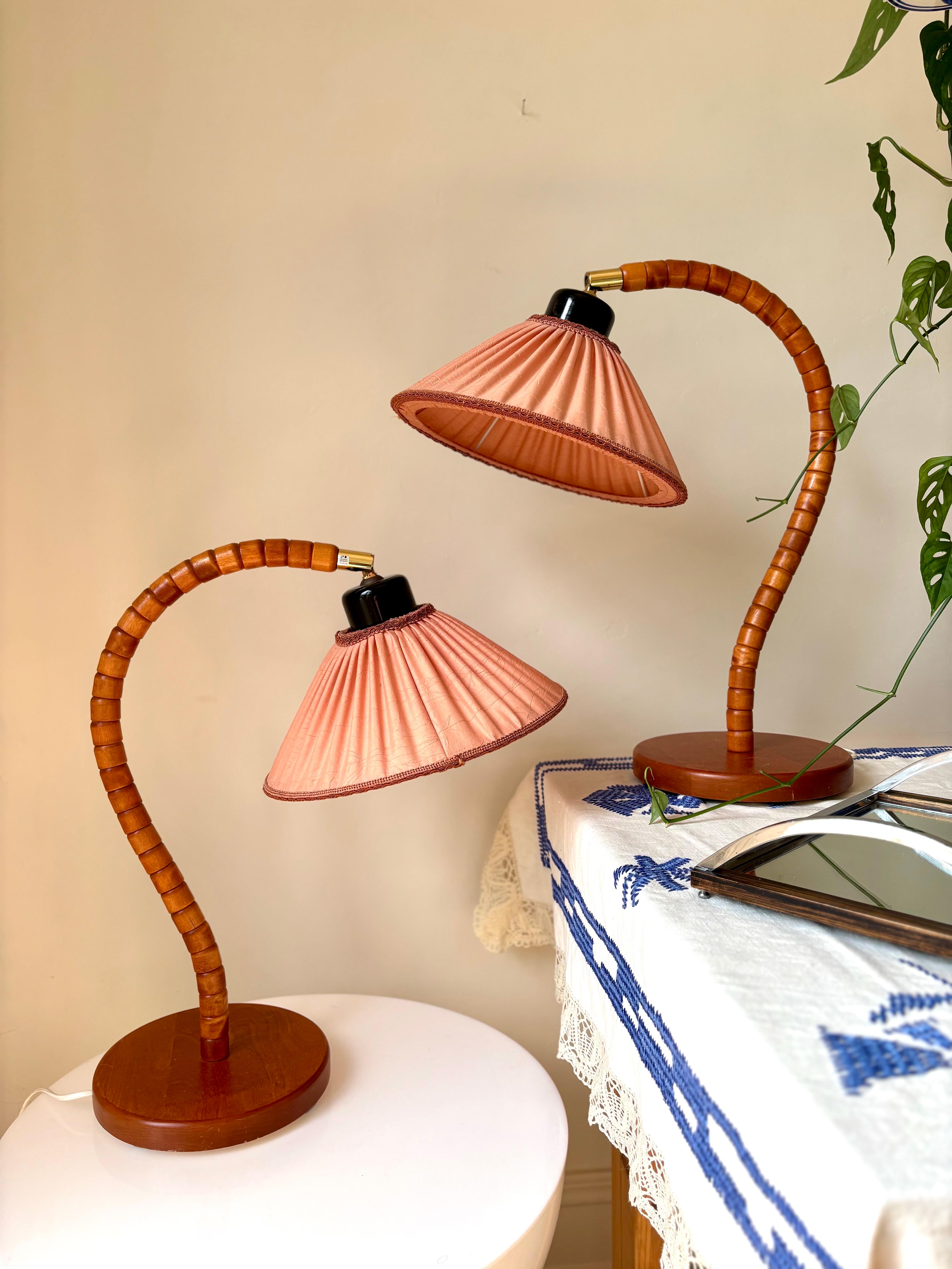 Svedese Lampade svedesi a collo di cigno con paralume a rosa, stile Art Déco, anni '60 in vendita