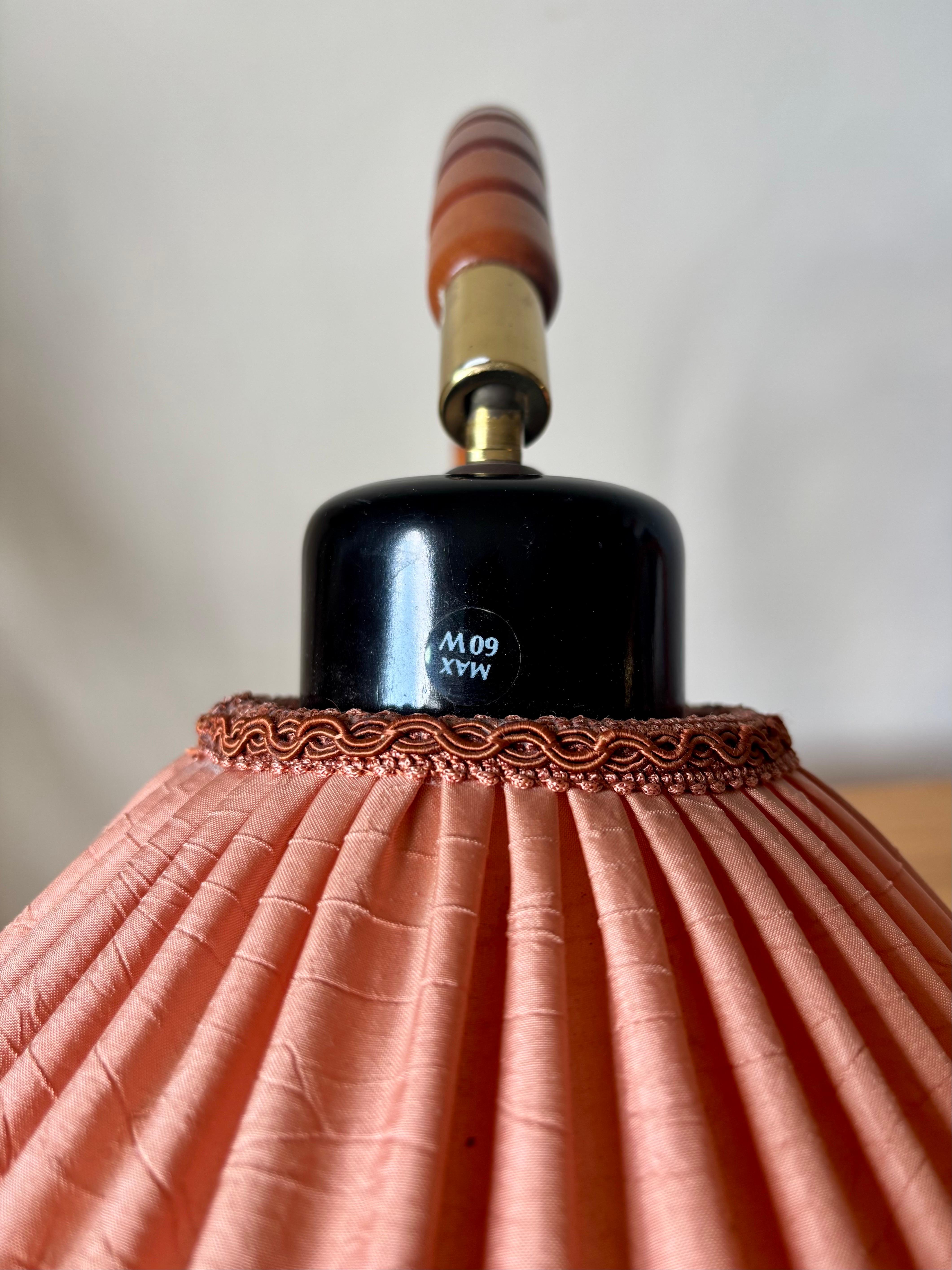 Ottone Lampade svedesi a collo di cigno con paralume a rosa, stile Art Déco, anni '60 in vendita