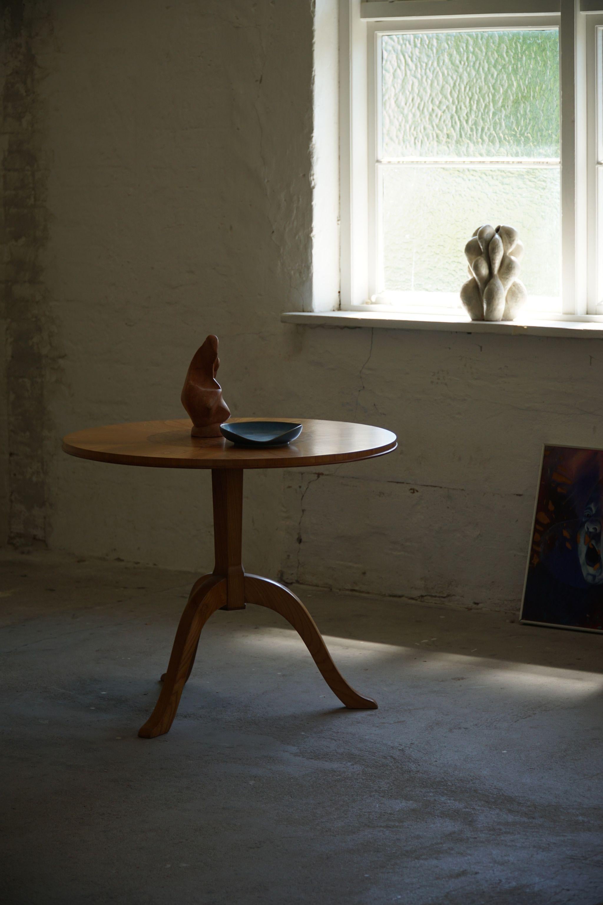 Swedish Round Art Deco Side Table / Coffee Table in Elm & Birch, Made in 1940s For Sale 2