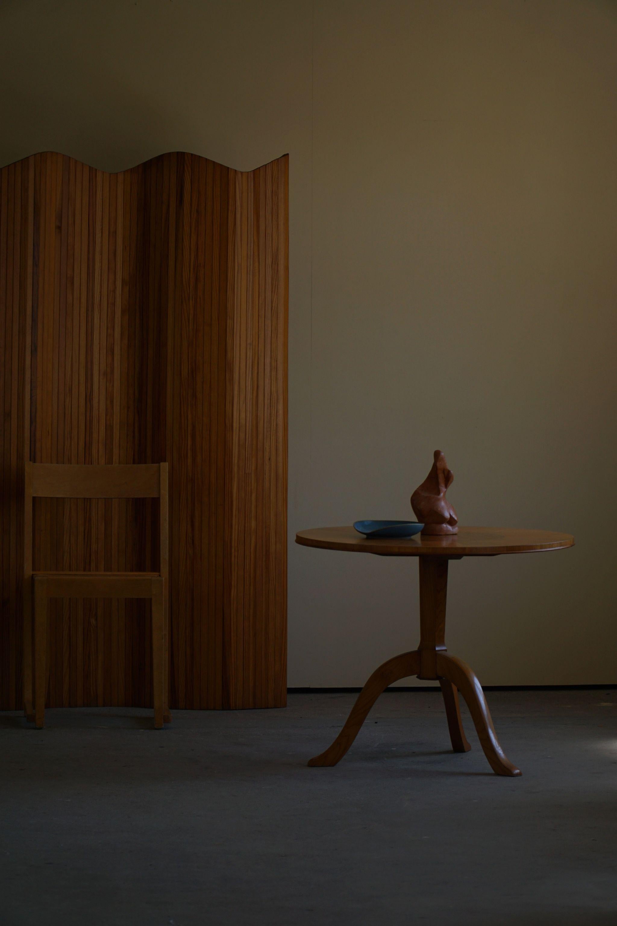 Swedish Round Art Deco Side Table / Coffee Table in Elm & Birch, Made in 1940s 4