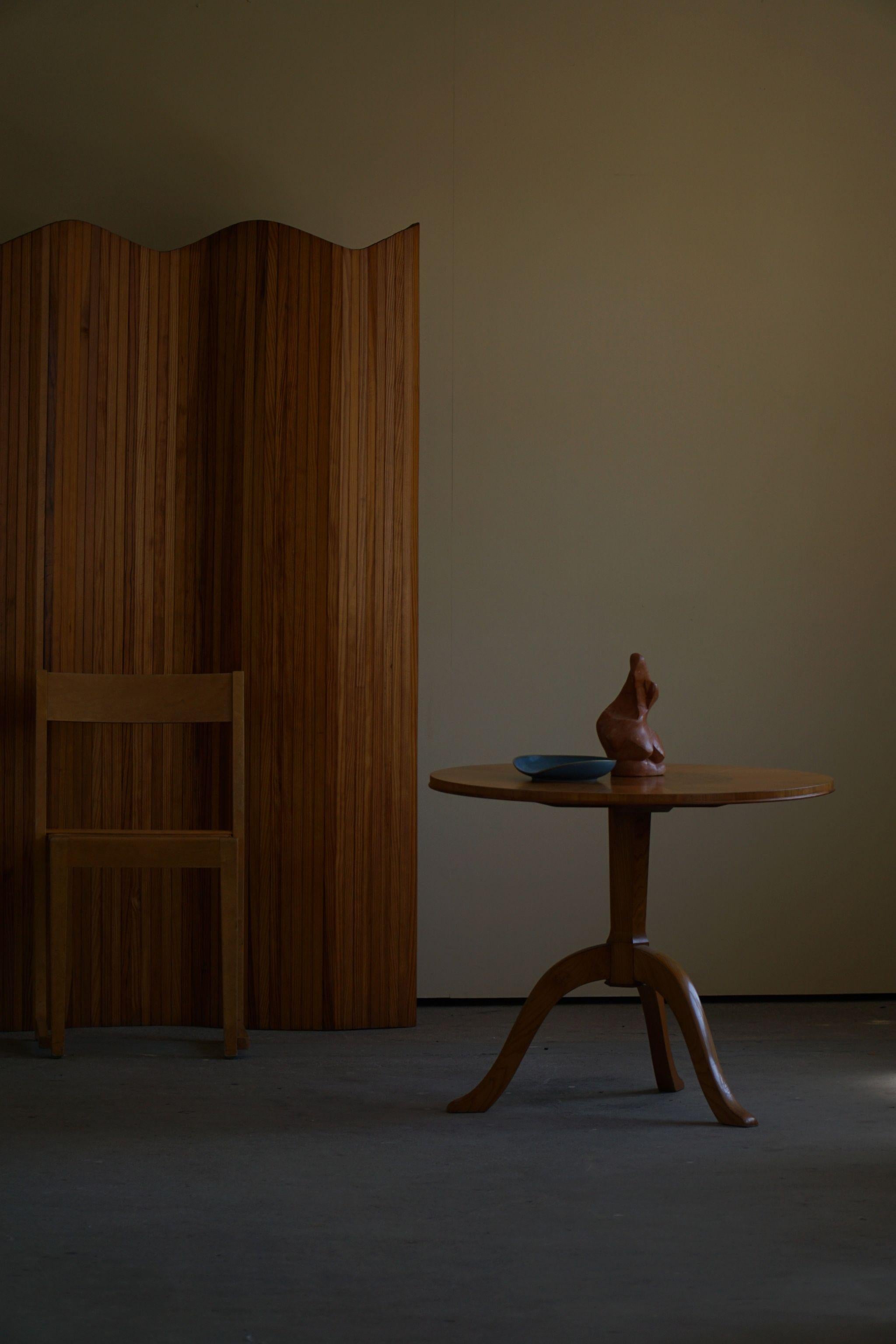 Swedish Round Art Deco Side Table / Coffee Table in Elm & Birch, Made in 1940s For Sale 4