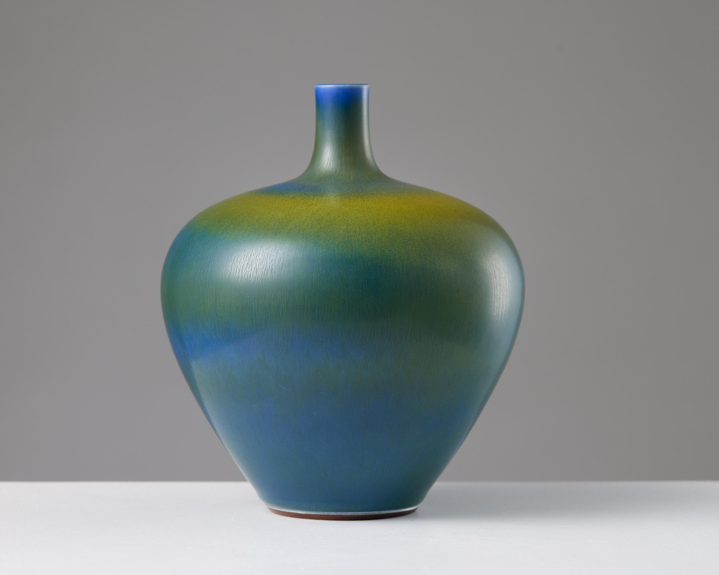 Milieu du XXe siècle Vase rond suédois bleu de Berndt Friberg Gustavsberg des années 1960 en vente