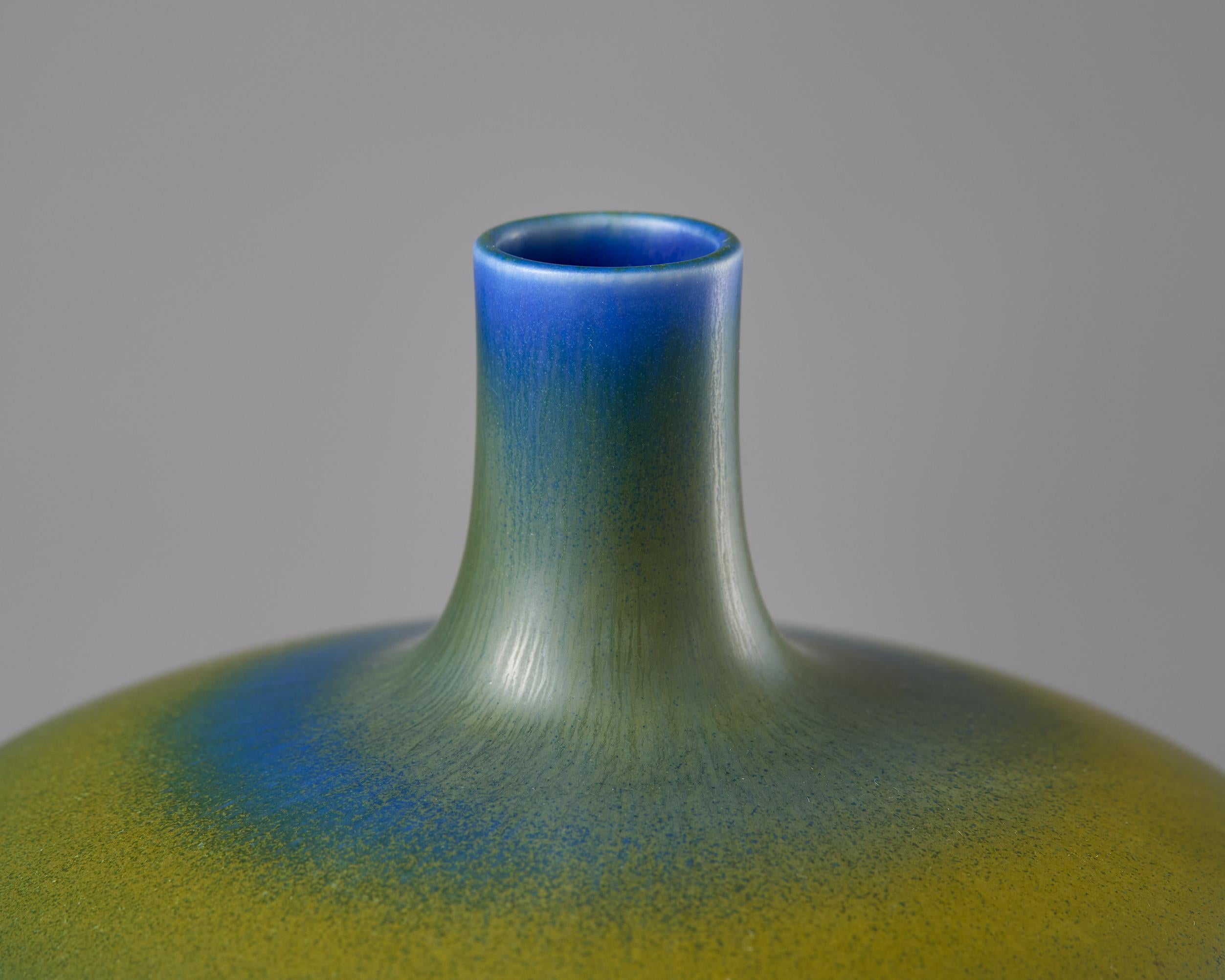 Grès Vase rond suédois bleu de Berndt Friberg Gustavsberg des années 1960 en vente