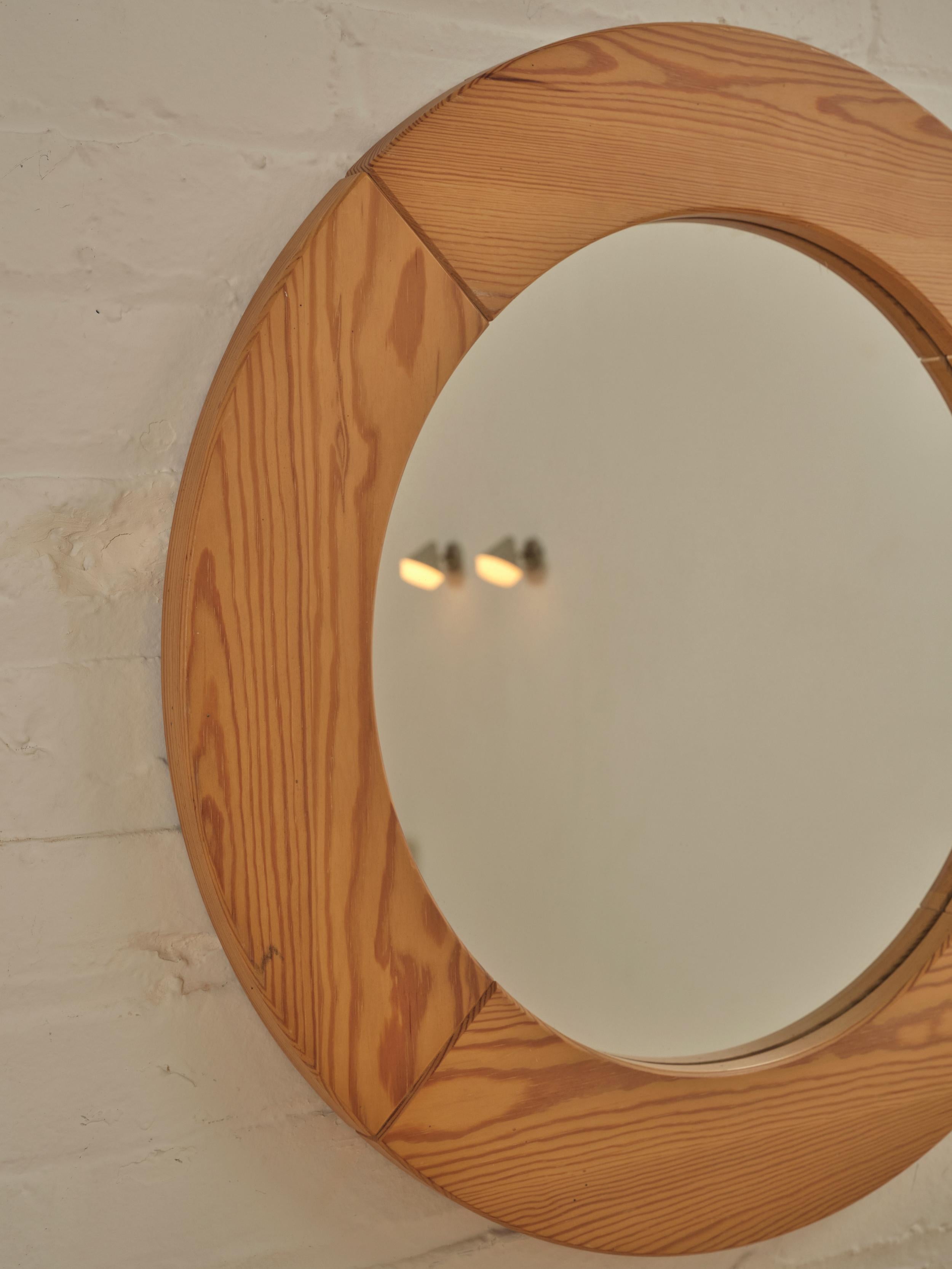 Swedish Round Pine Mirror by Glasmäster Markyard In Good Condition For Sale In Long Island City, NY