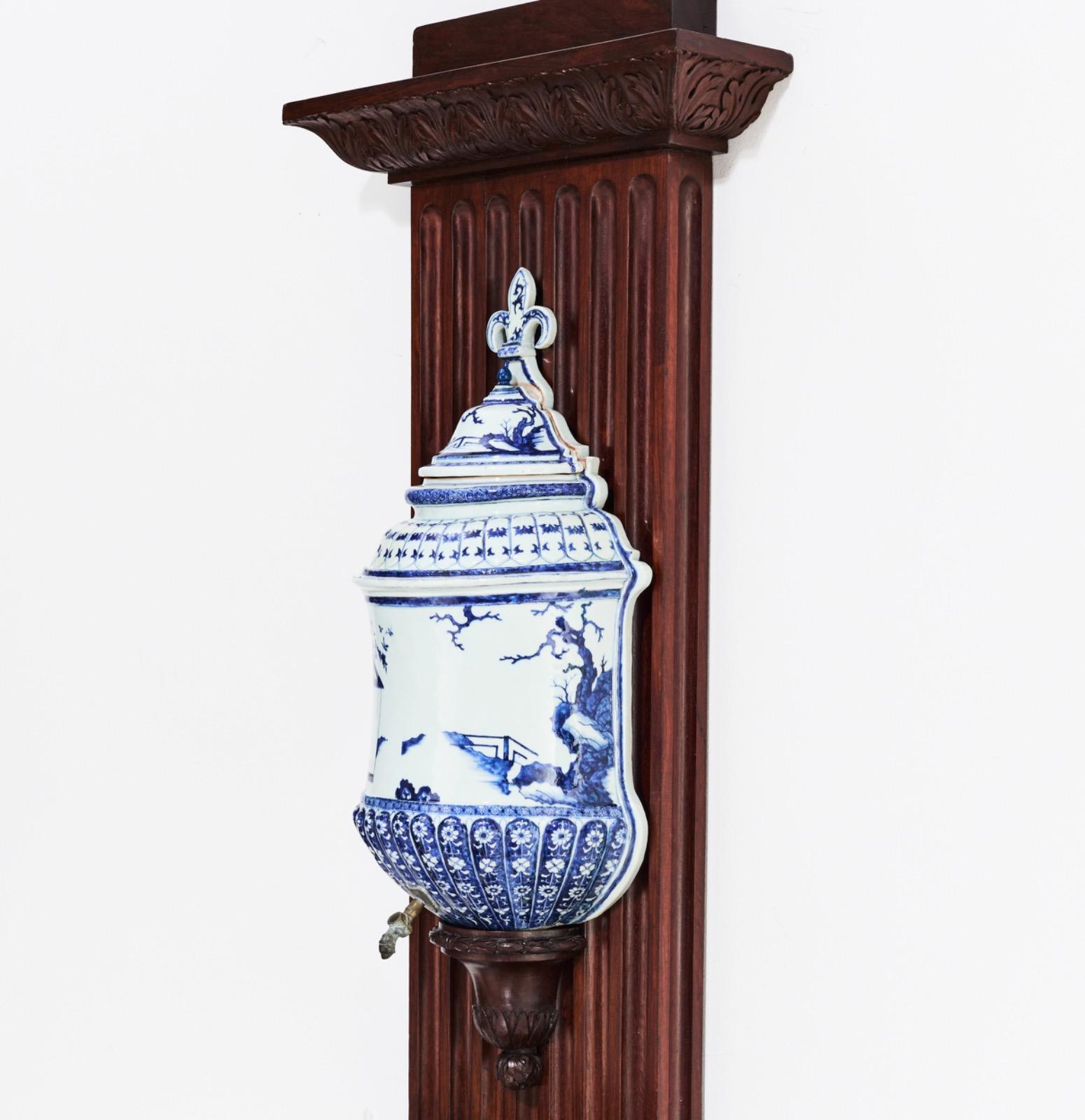 Swedish Royal 18th Century Wash stand with Chinese Water Cistern. For Sale 3