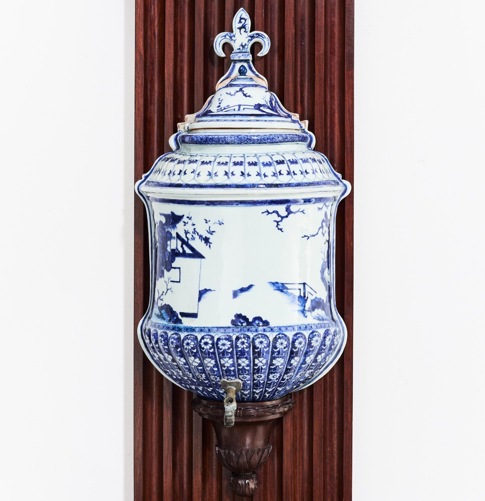 Swedish Royal 18th Century Wash stand with Chinese Water Cistern. For Sale 1